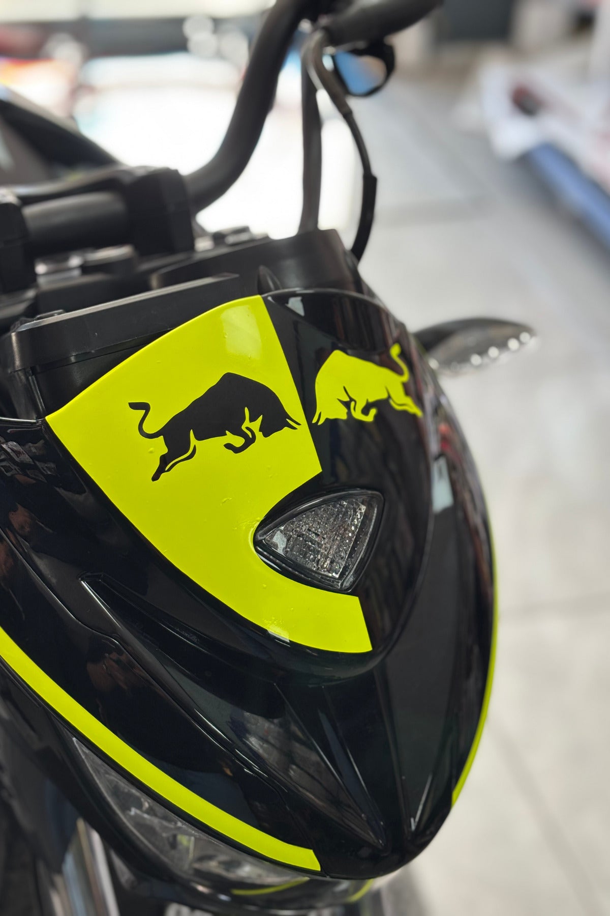 Mondial Drift-L için Boğa Enerji Desenli Neon Sarı Kafa Sticker
