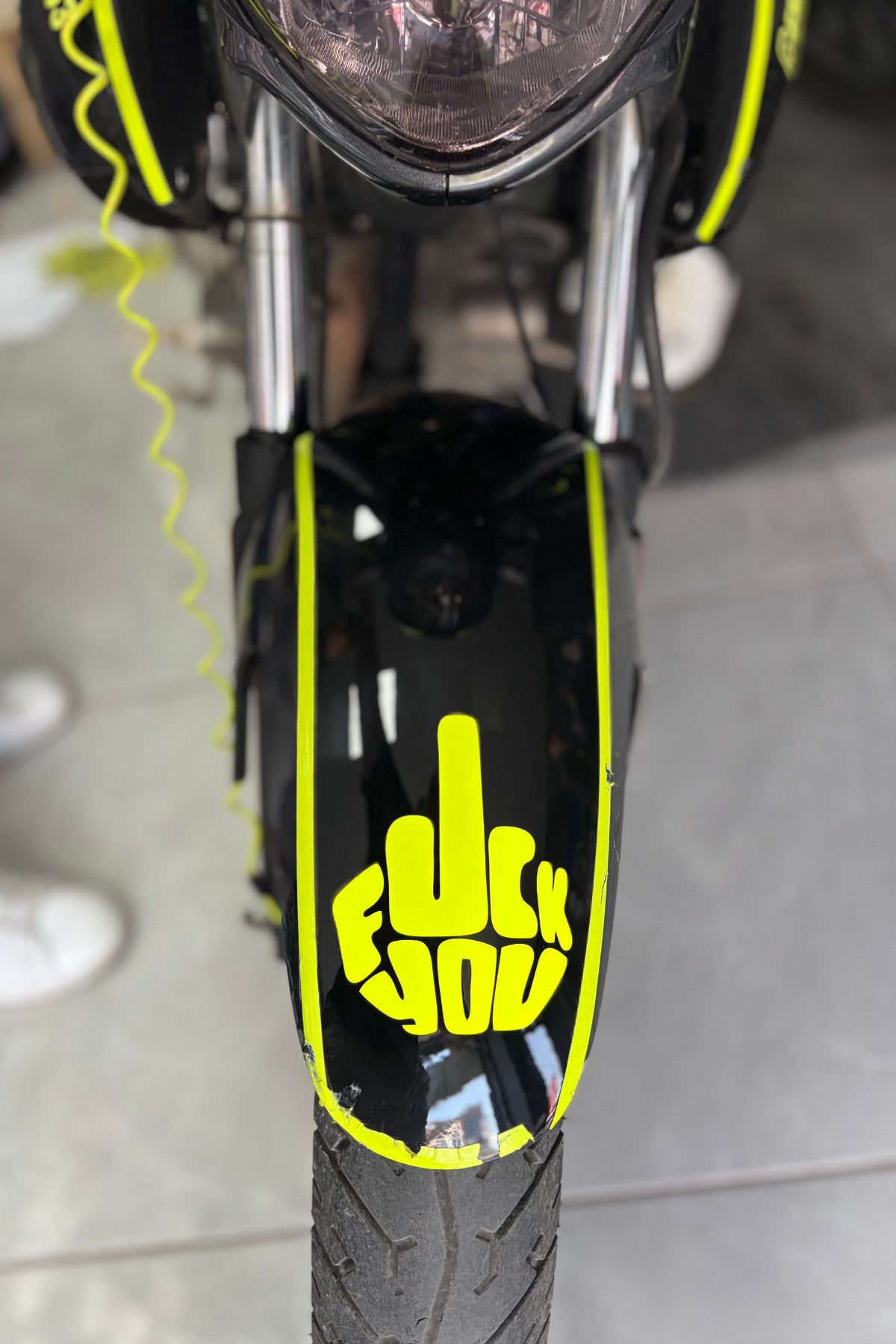 Motor ve Kask için Neon Sarı FCK You Orta Parmak Sticker Etiket (1 Adet)