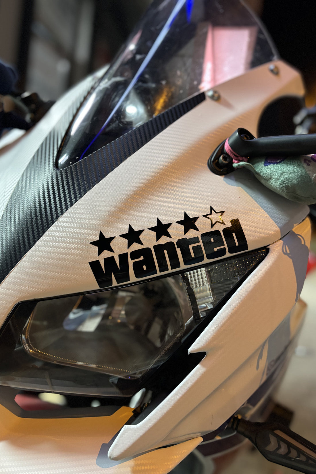 Motor-Araba-Kask için Siyah Renk Yıldızlı Wanted Sticker Etiket (1 Adet)