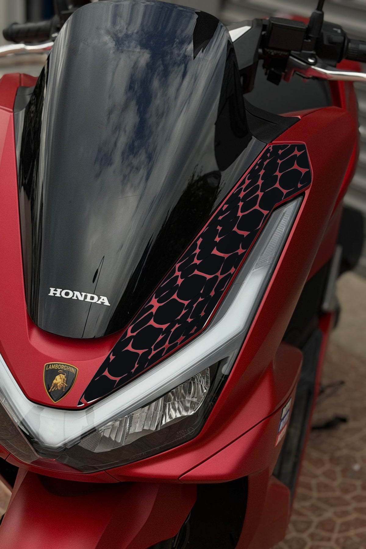 Honda PCX Deluxe için Yeni Kasa 2025-2026 Uyumlu Far Üstü Yılan Pulu Desen Sticker