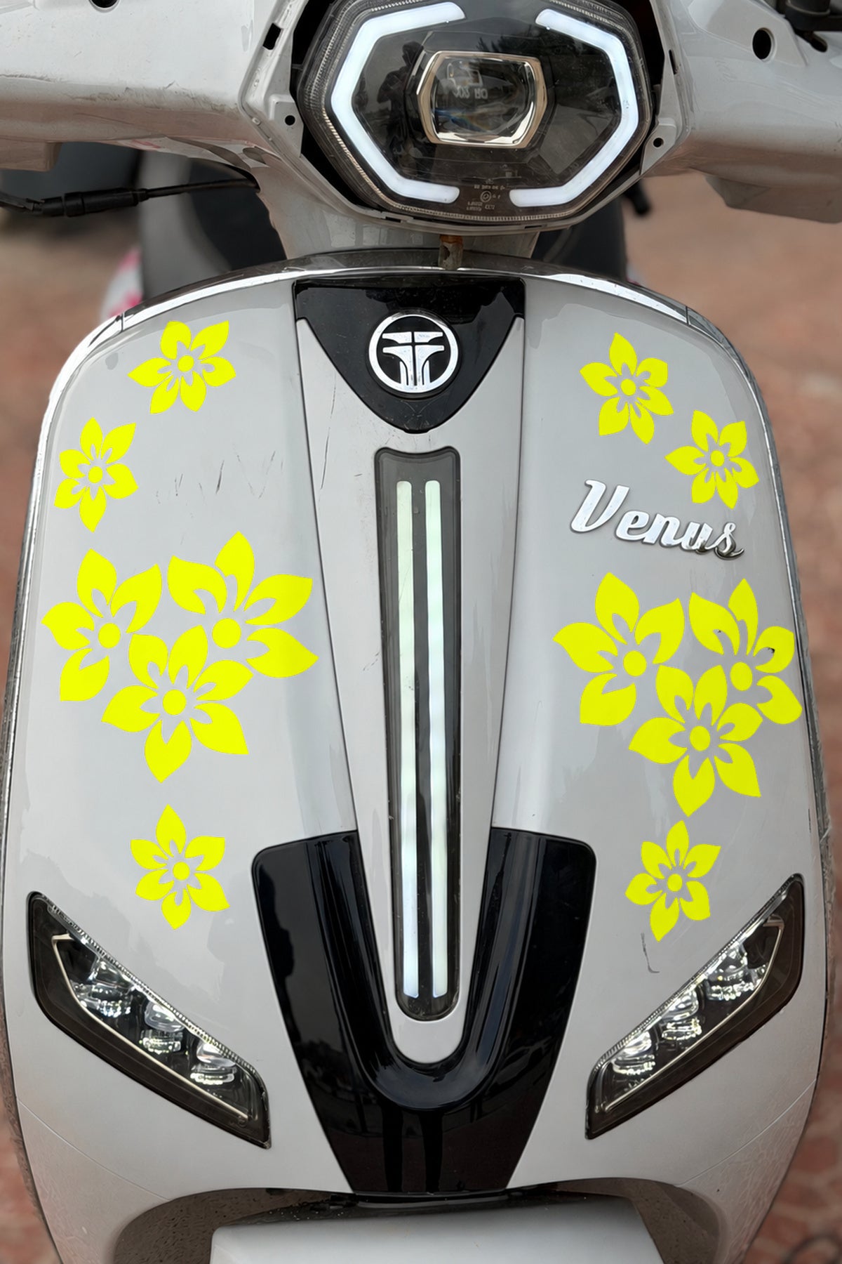 Motosiklet ve Kask için Çiçek Desenleri Sticker Etiket (Fotoğraftaki Adet Kadar Gelmektedir)