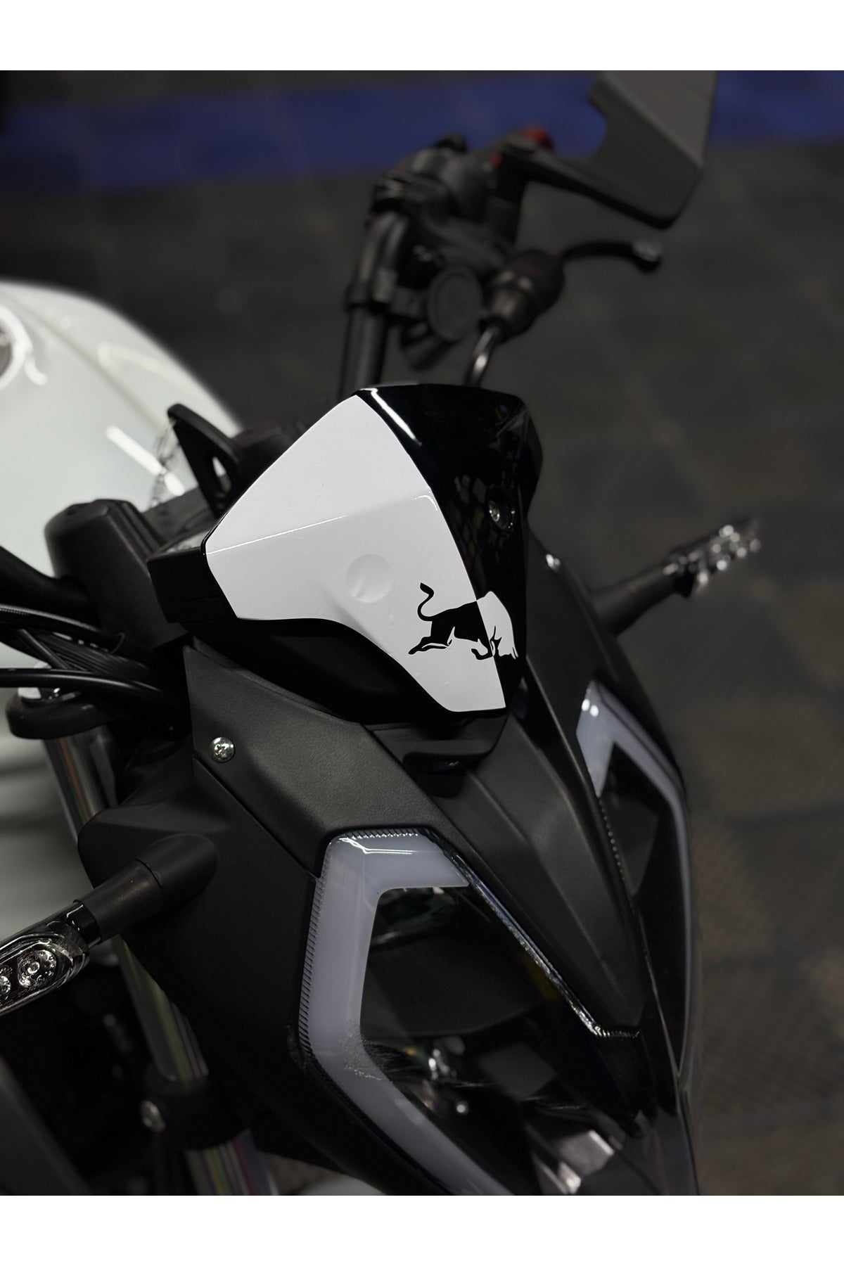 Benelli 125s ve RKS RK125 için BEYAZ Renk Boğa Enerji Detaylı Kafa Detay Sticker