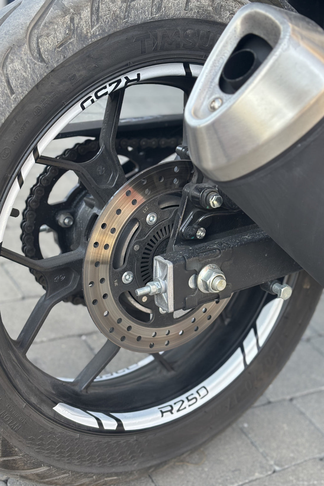 RKS R250 için Beyaz Renk 8 Parça Jant Şeridi Sticker Etiket