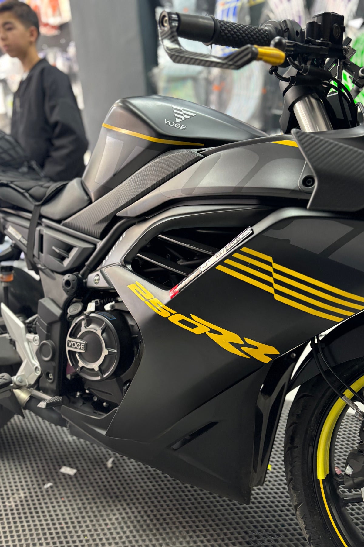 Voge 250RR için Sarı Renk Orijinal 250RR Yazı Sticker Etiket (2 Adet)