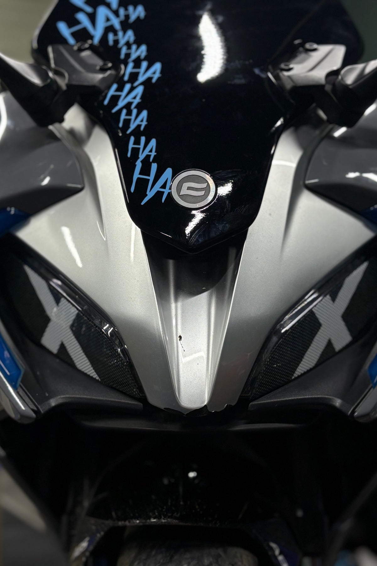CFMOTO SR250 için Delikli Far Üstü Sticker Seti Aydınlatma Engellemez(Sağ ve Sol)