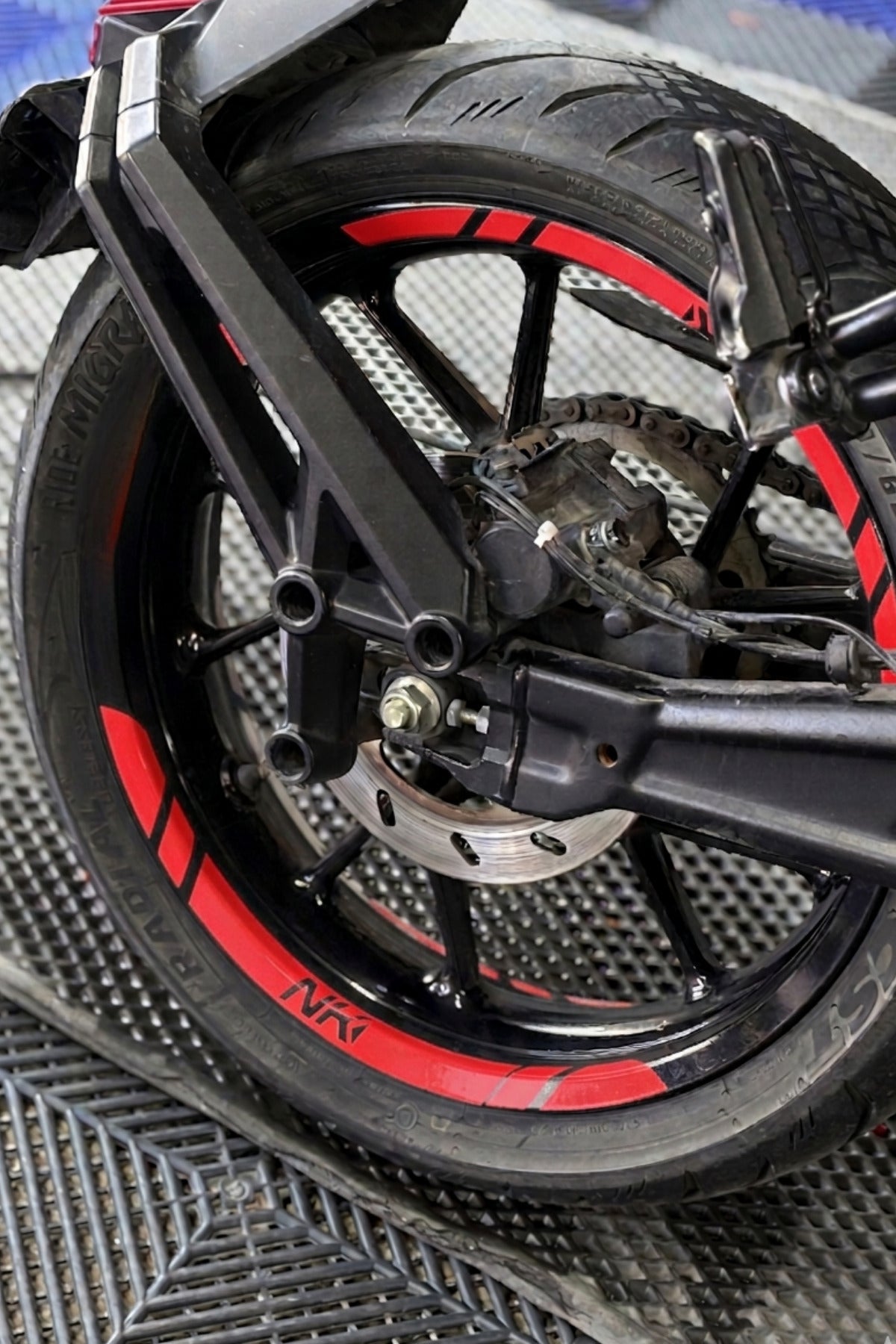 CFMOTO NK 250-450 için Uyumlu NK Logolu Jant Şeridi Sticker Seti (8 Parça)