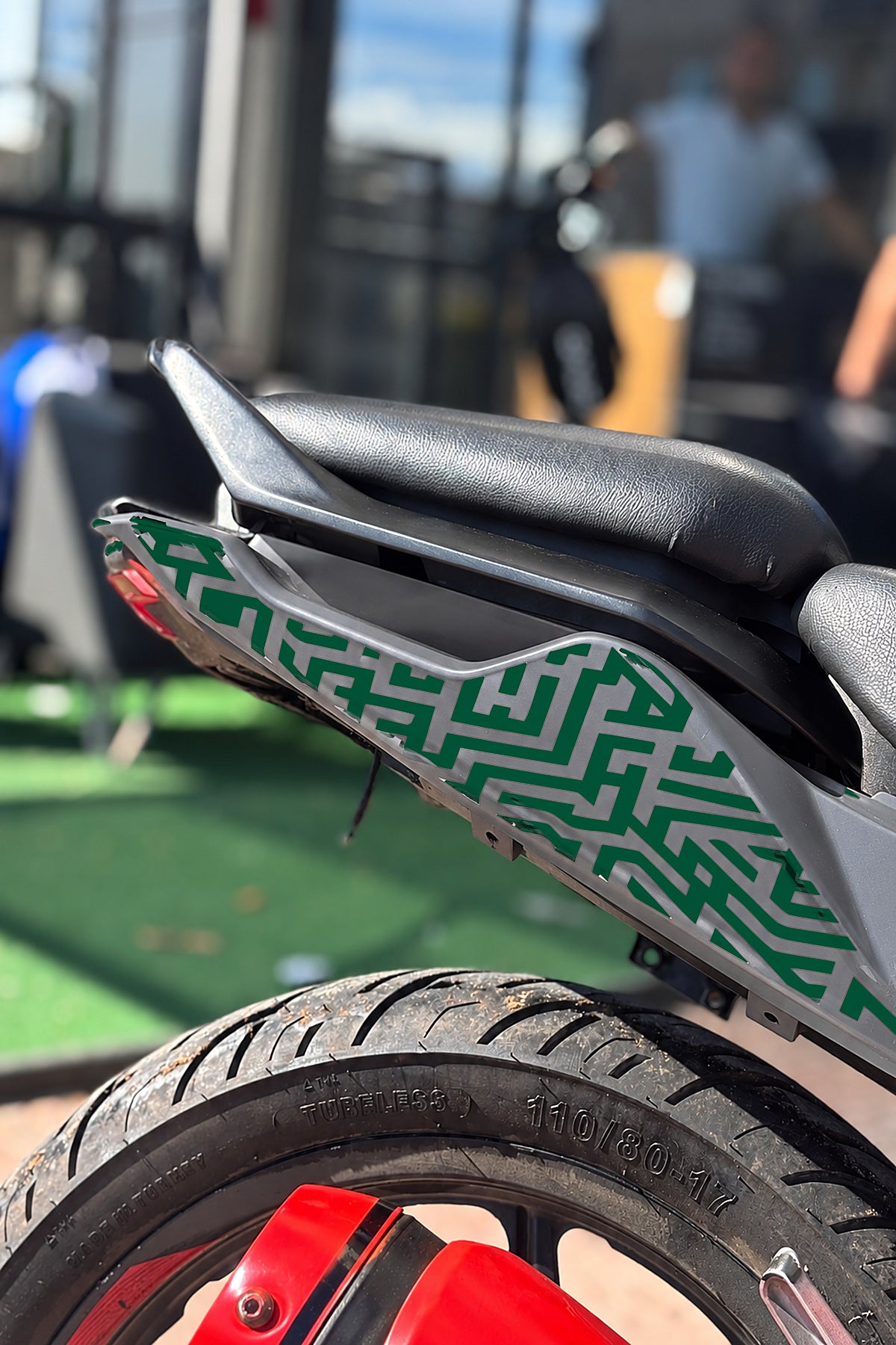 TVS Raider 125 için Labirent Desenli Sele Altı Kaplama Sticker Etiket (Sağ ve Sol )