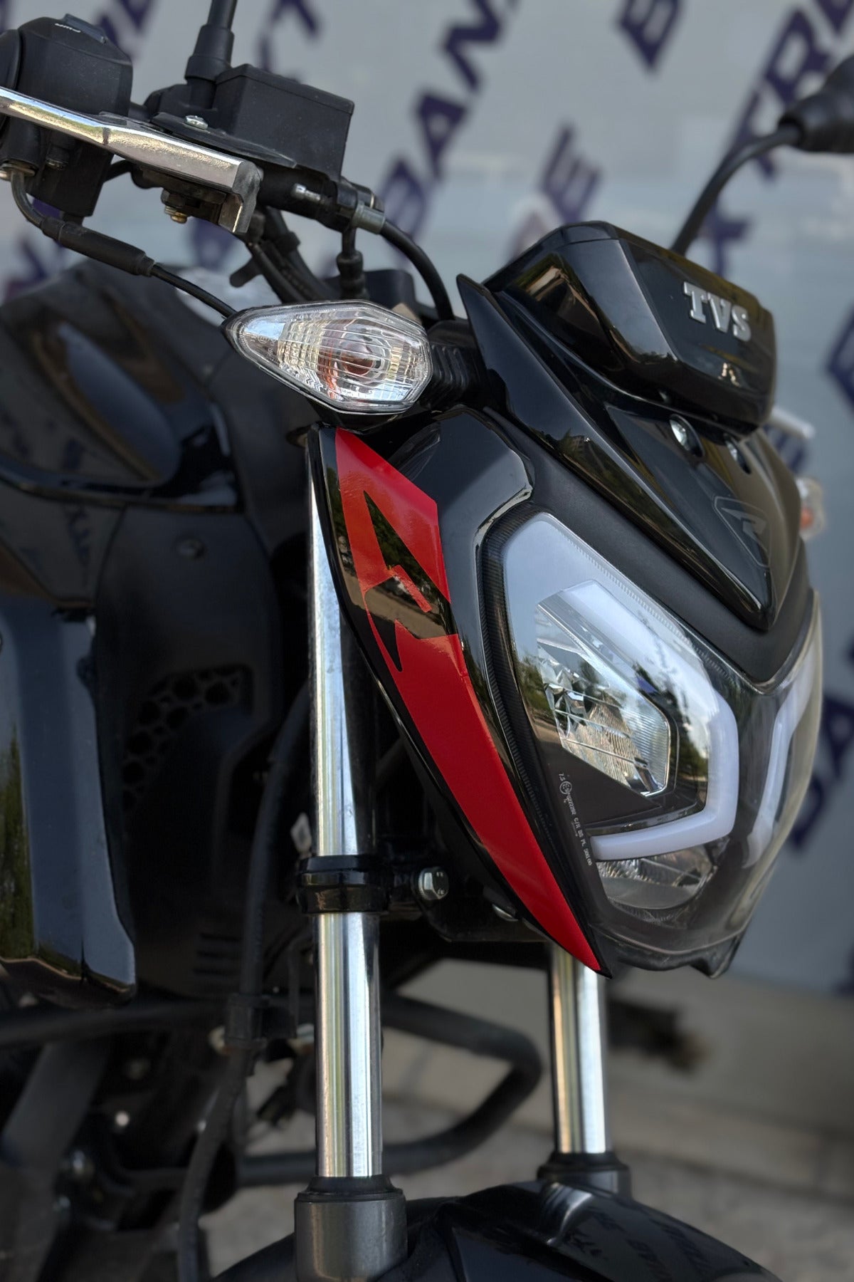 TVS Raider için R Logolu Far Kaşı Detay Sticker (2 Adet)