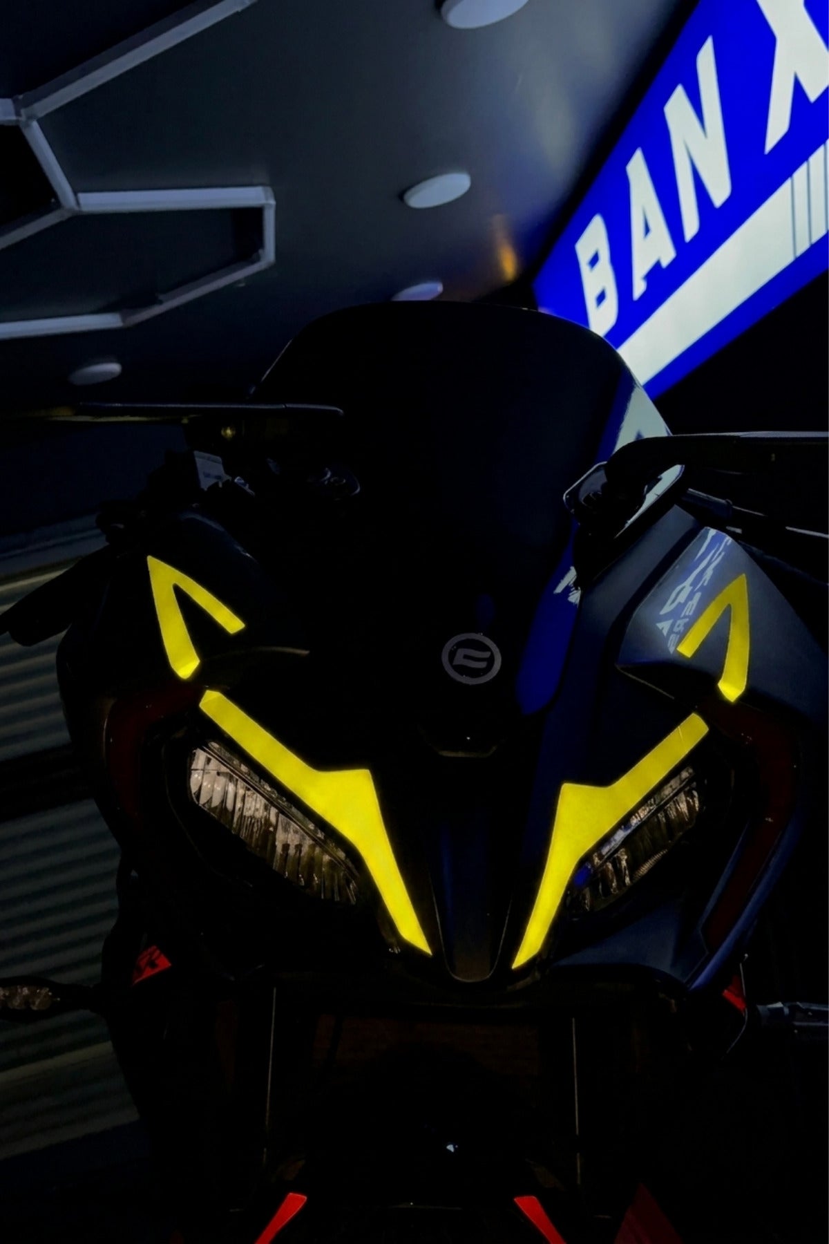 CFMOTO SR250 için Reflektörlü Far Kaşı Sticker Etiket Seti