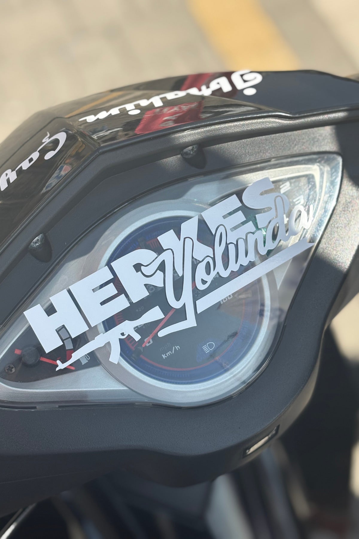 Motor-Araba ve Kask için Beyaz Renk Herkes Yolunda Sticker Etiket (1 Adet)(15CM)
