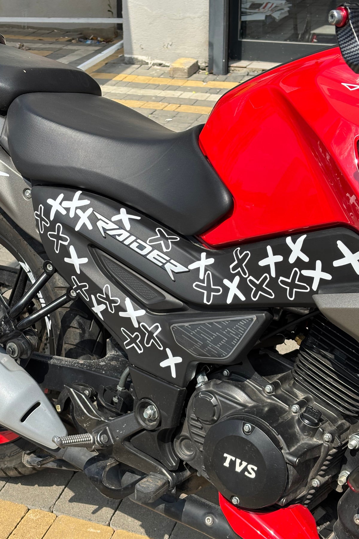 Motor ve Kask için Beyaz Renk XXX Sticker Seti (24 Adet)