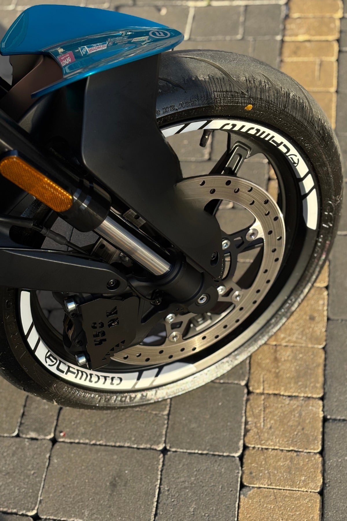 CFMOTO Grubu için Beyaz Renk 8 Parça Jant Şeridi Sticker Seti