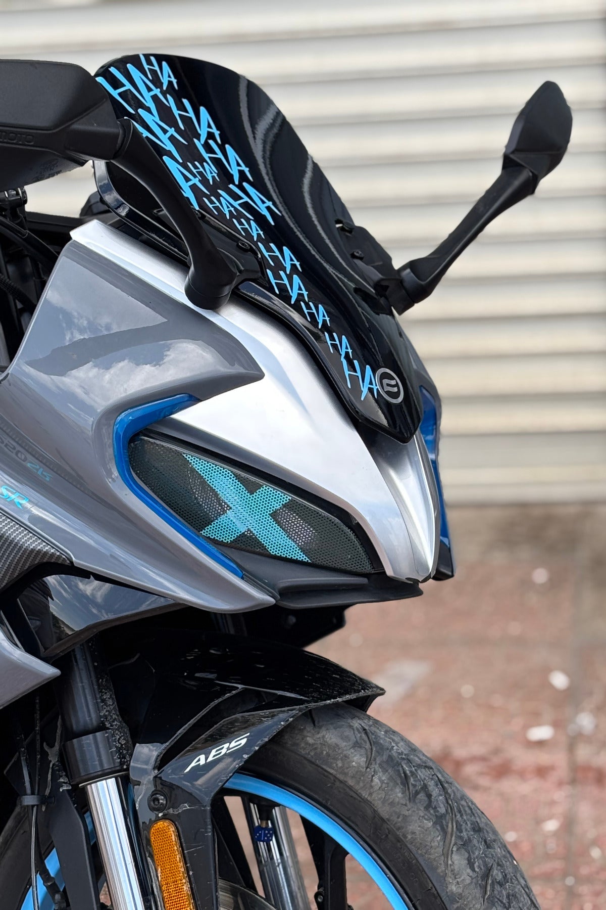 CFMOTO SR250 için Delikli Far Üstü Sticker Seti Aydınlatma Engellemez(Sağ ve Sol)