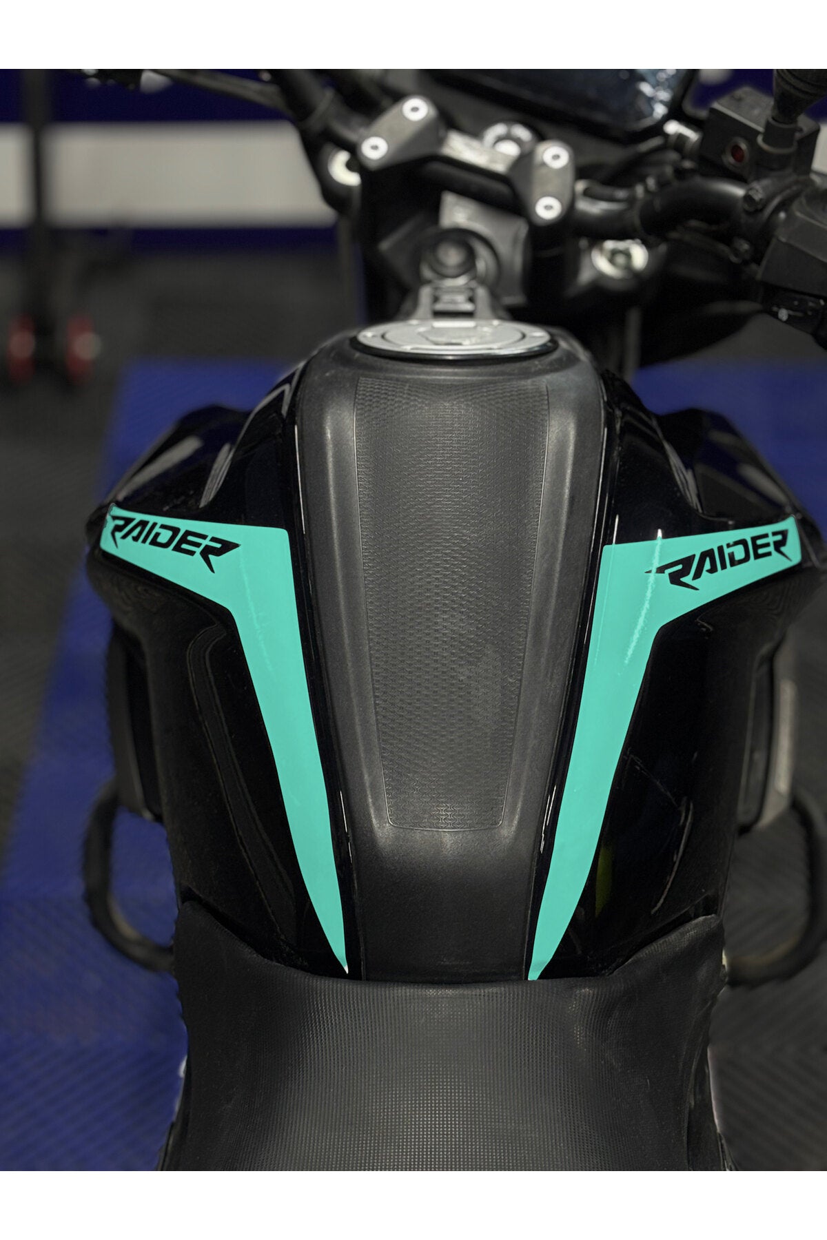 TVS Raider 125 için Raider Yazılı Depo Kordon sticker Etiket (Sağ ve Sol)