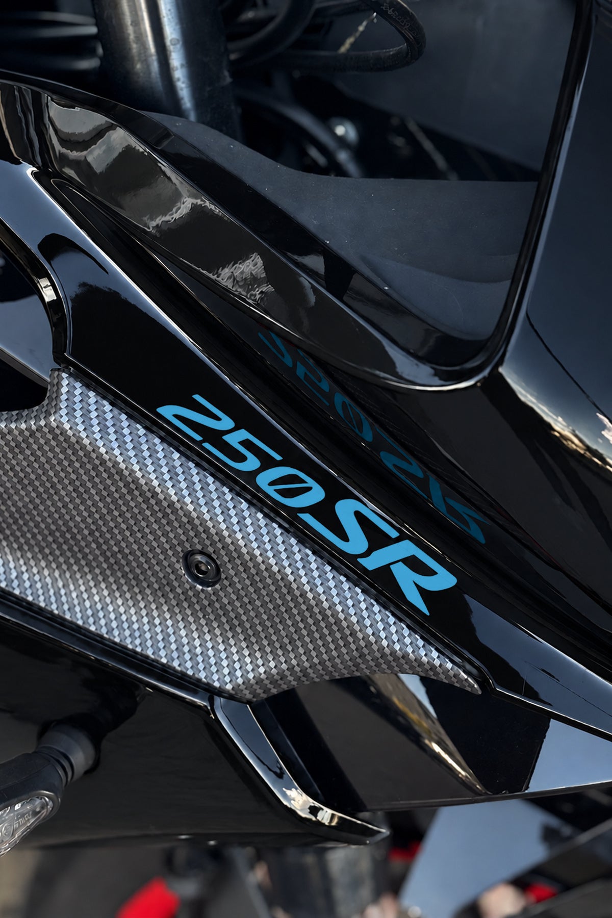 CFMOTO SR250 için Ön Grenajlar için Orijinal 250SR Yazı Sticker Etiket (12CMx2CM) (2 Adet)