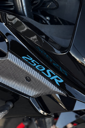 CFMOTO SR250 için Ön Grenajlar için Orijinal 250SR Yazı Sticker Etiket (12CMx2CM) (2 Adet)