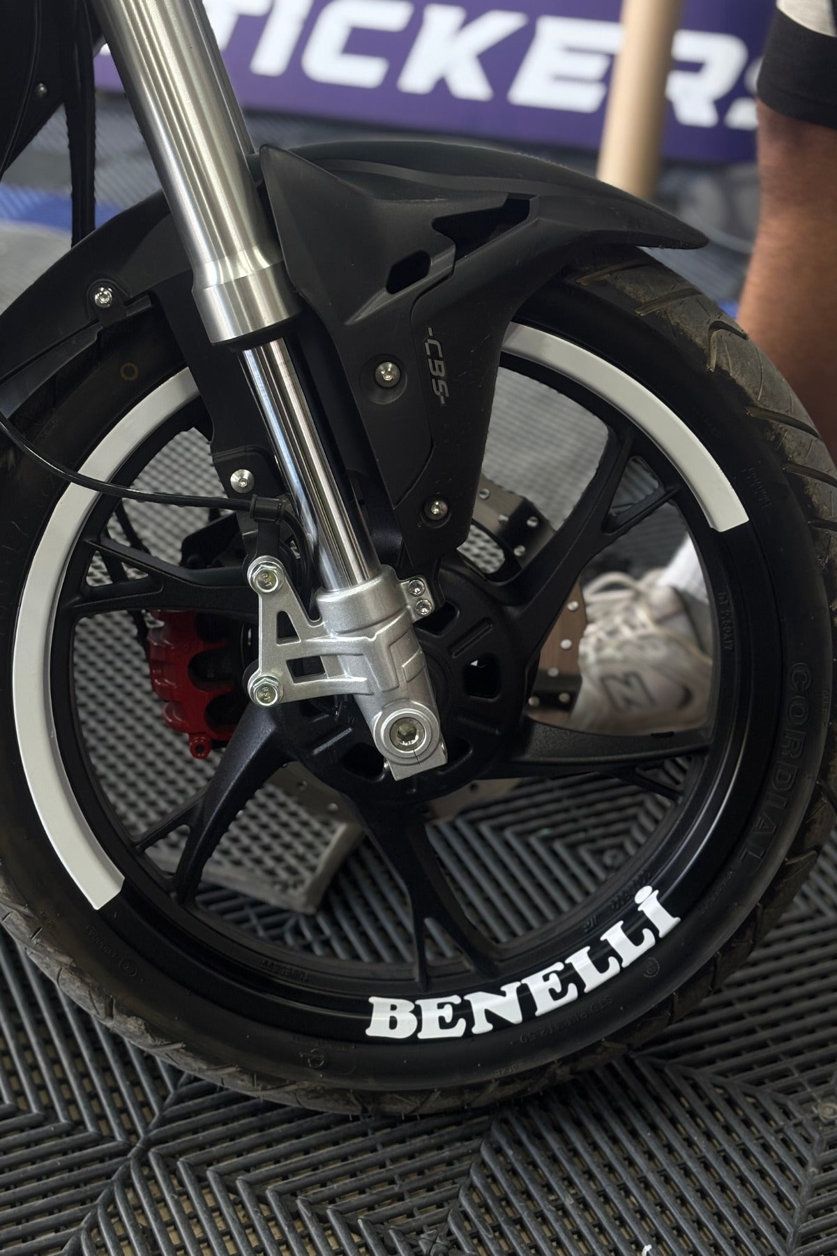 Benelli Motor Grubu için Beyaz Renk Yarım Jant+Yazı 17 Inch Jant Şeridi Seti (8 Parça Toplam)