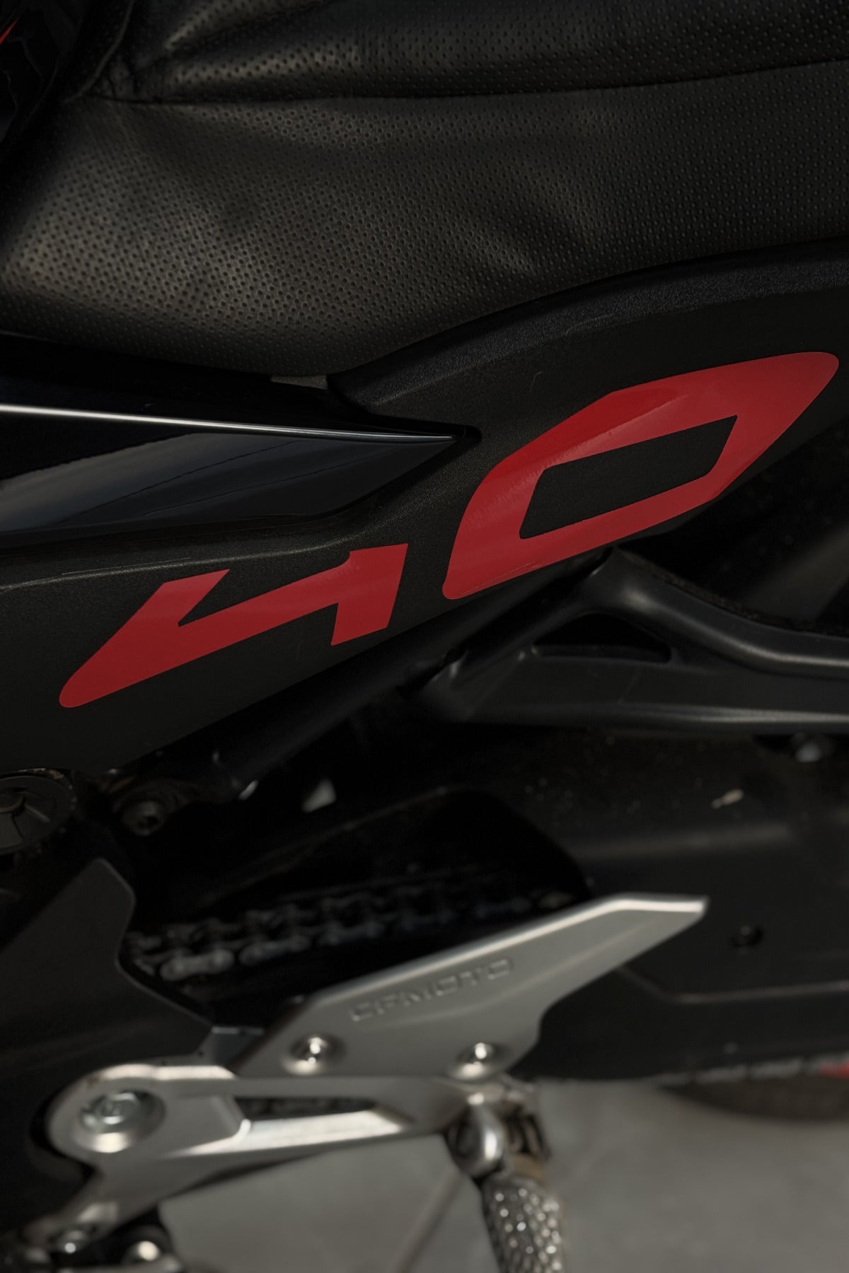 CF MOTO 450SR için Kırmızı Renk Orijinal 40 Yazılı Sticker Etiket Seti (2 Parça sağ ve Sol)