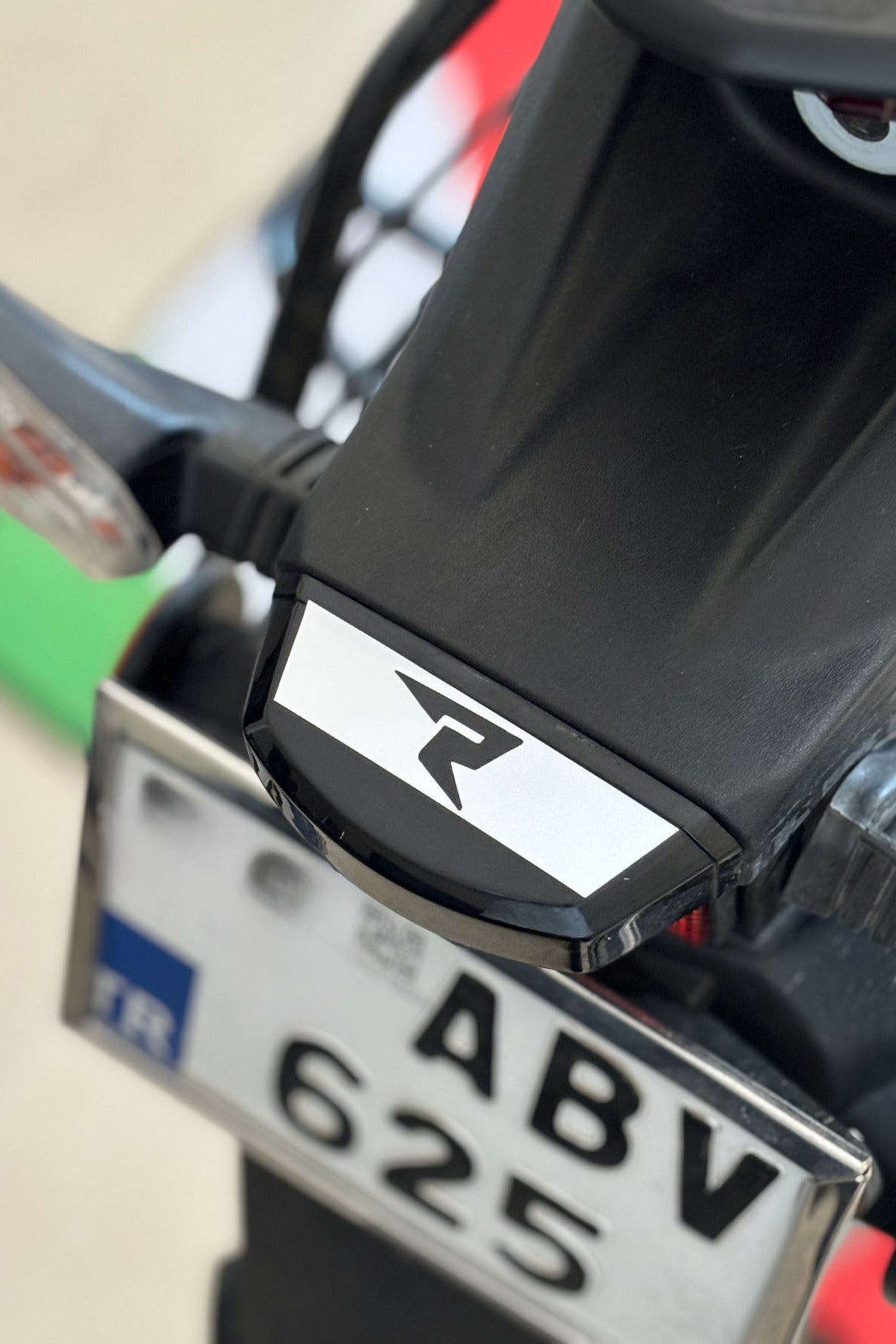 TVS Raider Arka Kuyruk için Ufak Detay Sticker R Logolu(1 Adet)