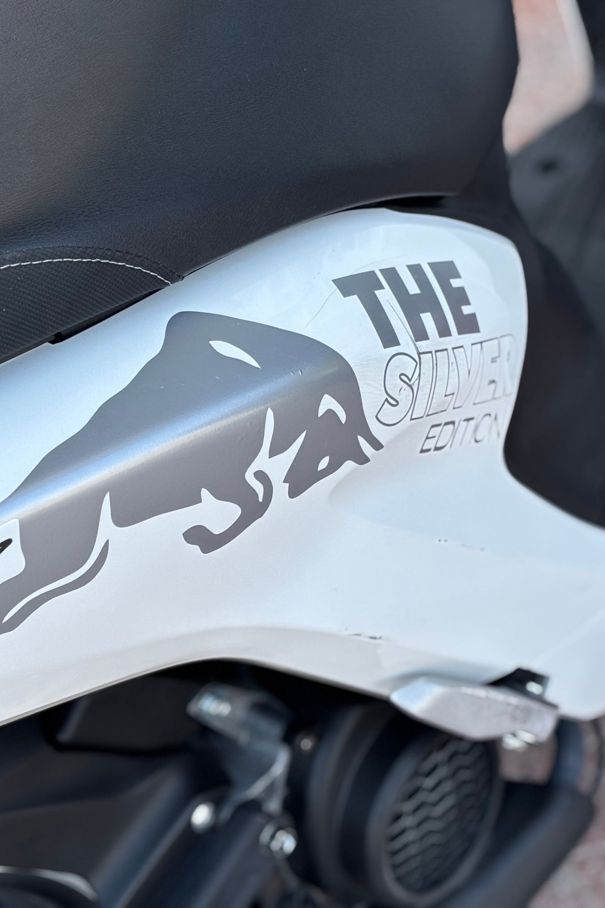 Motor ve Kask için Gümüş Gri Boğa Enerji Sticker Etiket Seti (2 Parça)