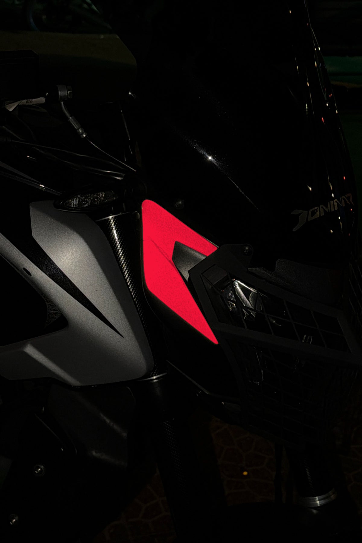 Bajaj Dominar 250/400 için Reflektörlü Orijinal Kafa Sticker (Sağ ve Sol)