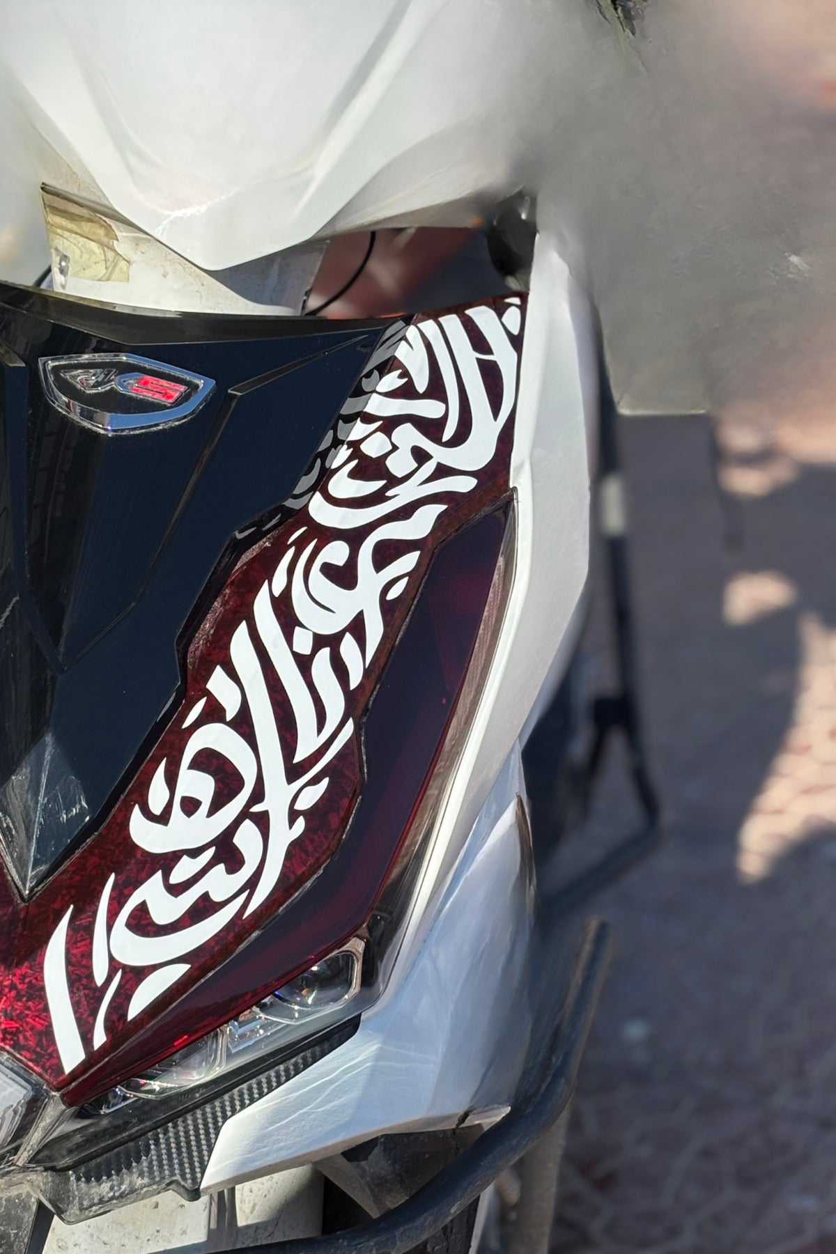 RKS VRS125 Uyumlu Far Üstü Tribal Kaligraf Sticker Etiket (Kesme Biçmesiz Tam Uyumlu)