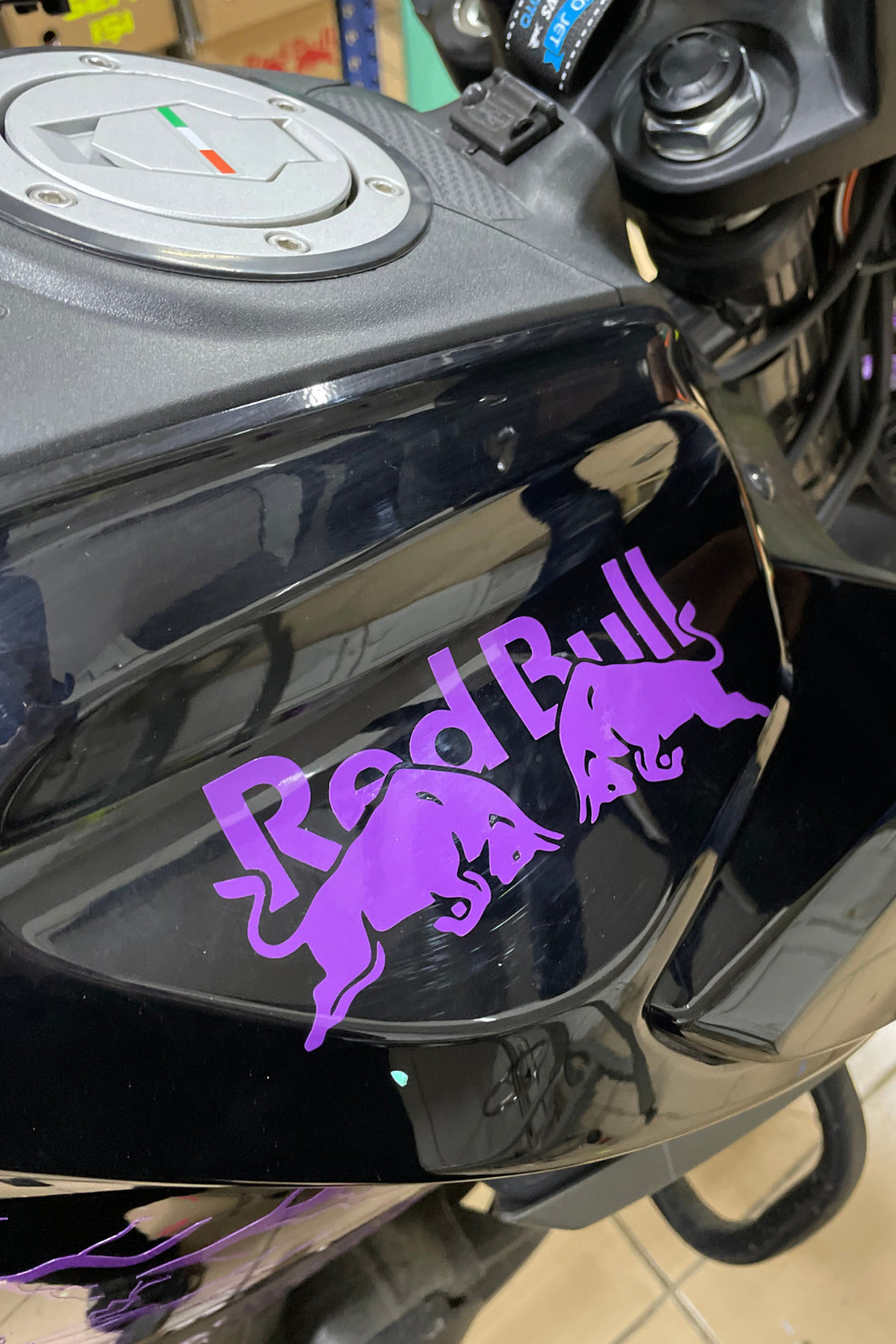 Motor-Araba-Kask için Oracal Mor Renk Boğa Enerji Sticker Etiket (15CMx6CM) (1 Adet)