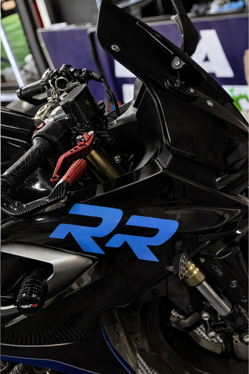 Racing Motor Grubu için Yan Grenajlara Uyumlu Açık Mavi Renk RR Sticker (1 Adet) (25CMX10CM)