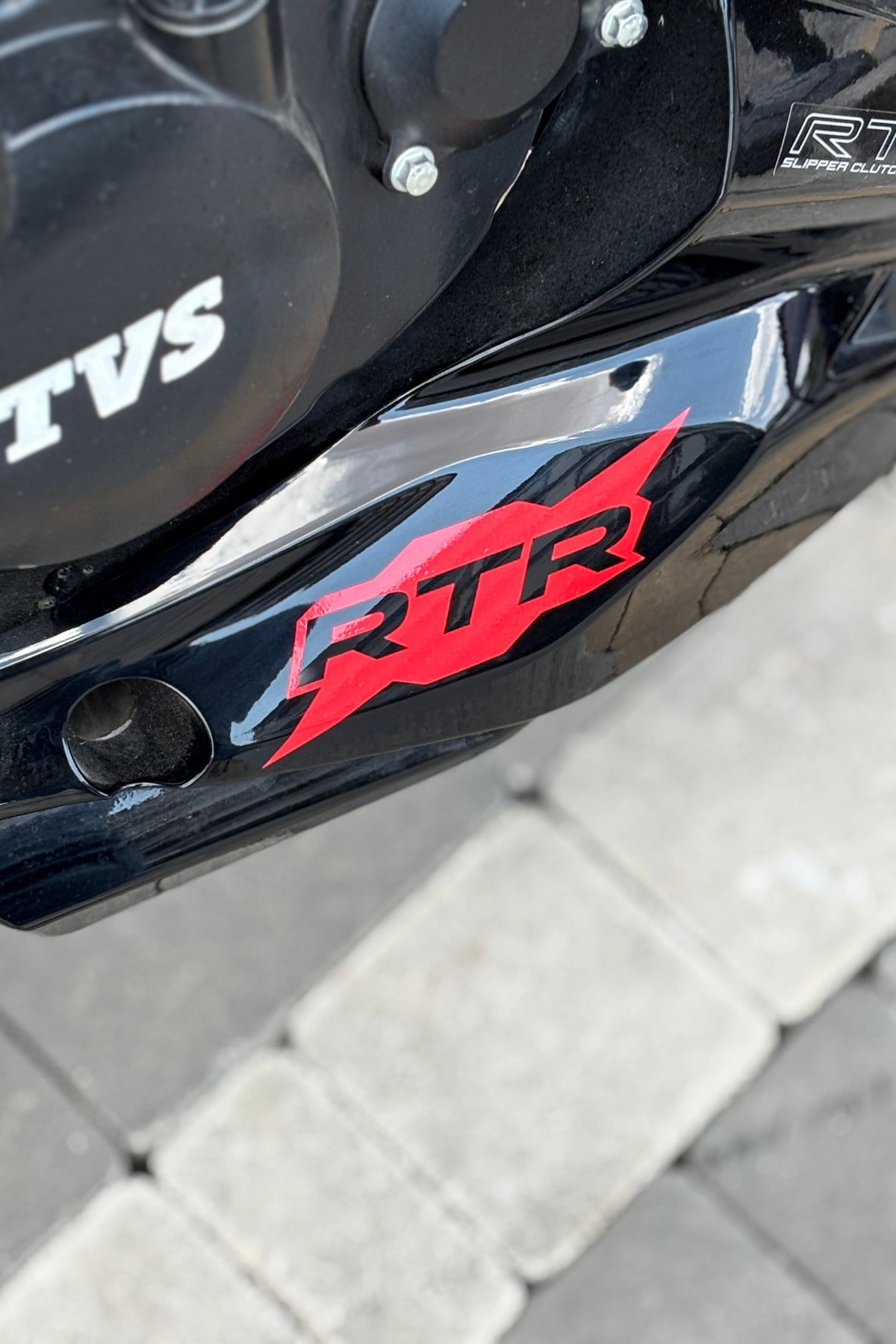 TVS Apache RTR için Kırmızı Renk Alt Sakal Yazı Sticker Etiket (1 Adet)