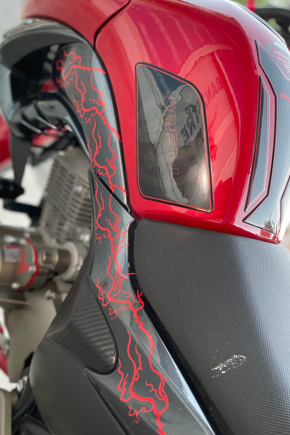 Motor-Kask için Kırmızı Yıldırım Şimşek Sticker Seti (8 Parça Yıldırım) Tüm Motorlara Uyumlu Sağ-Sol