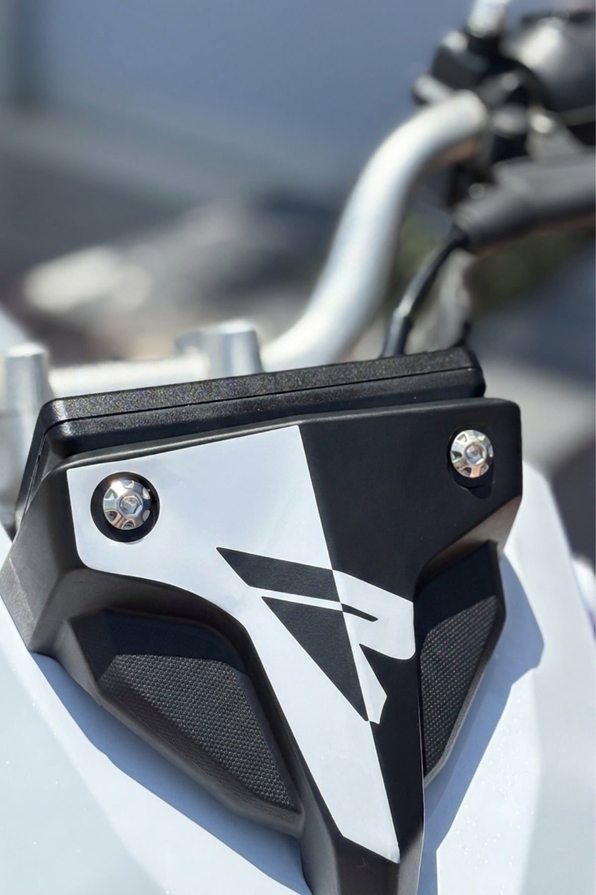 RKS SRK 125S Naked Model için Kafa Detay R Logo Sticker (1 Adet)
