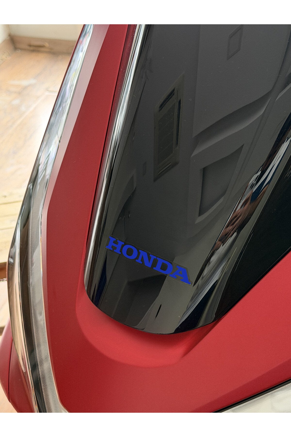 Honda PCX için Tüm Yıllara Uyumlu Ön Cam Orijinal Renkli Cam Yazı Sticker Etiket (1 Adet)