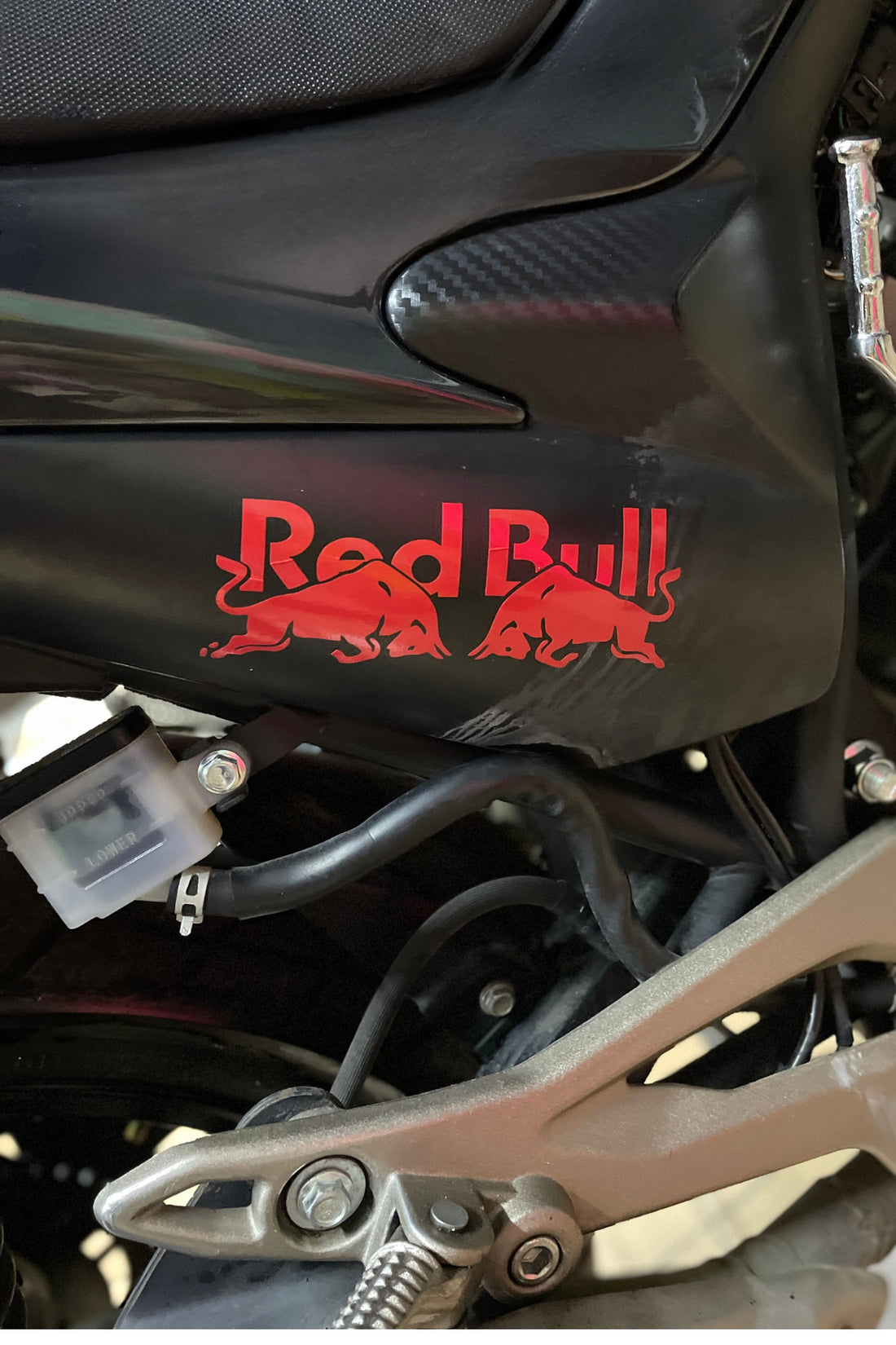 Motor ve Kask için Kırmızı Boğa Enerji Sticker Etiket 15CMx6CM (1 Adet)