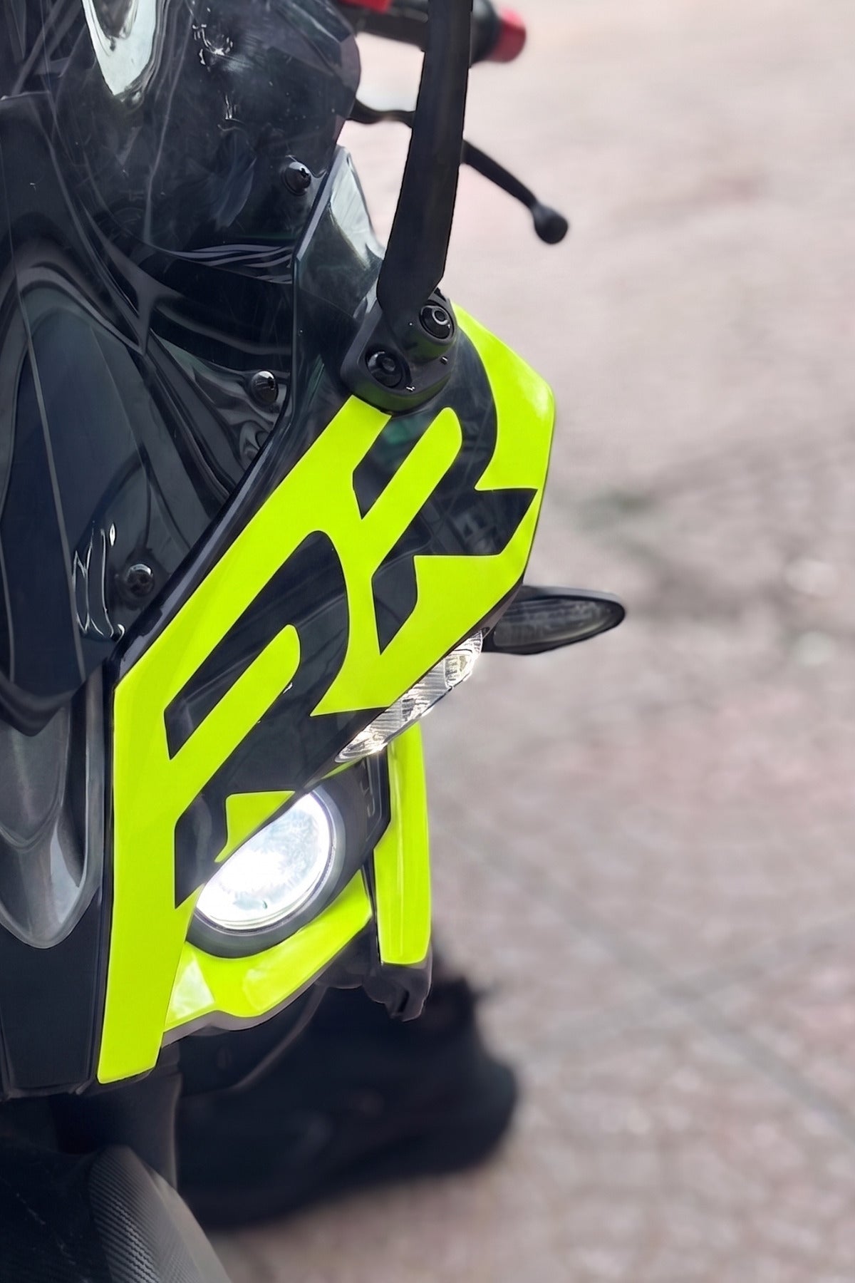 Bajaj Pulsar RS200 için Kafa Grenajı İçin RR Yazılı Sticker