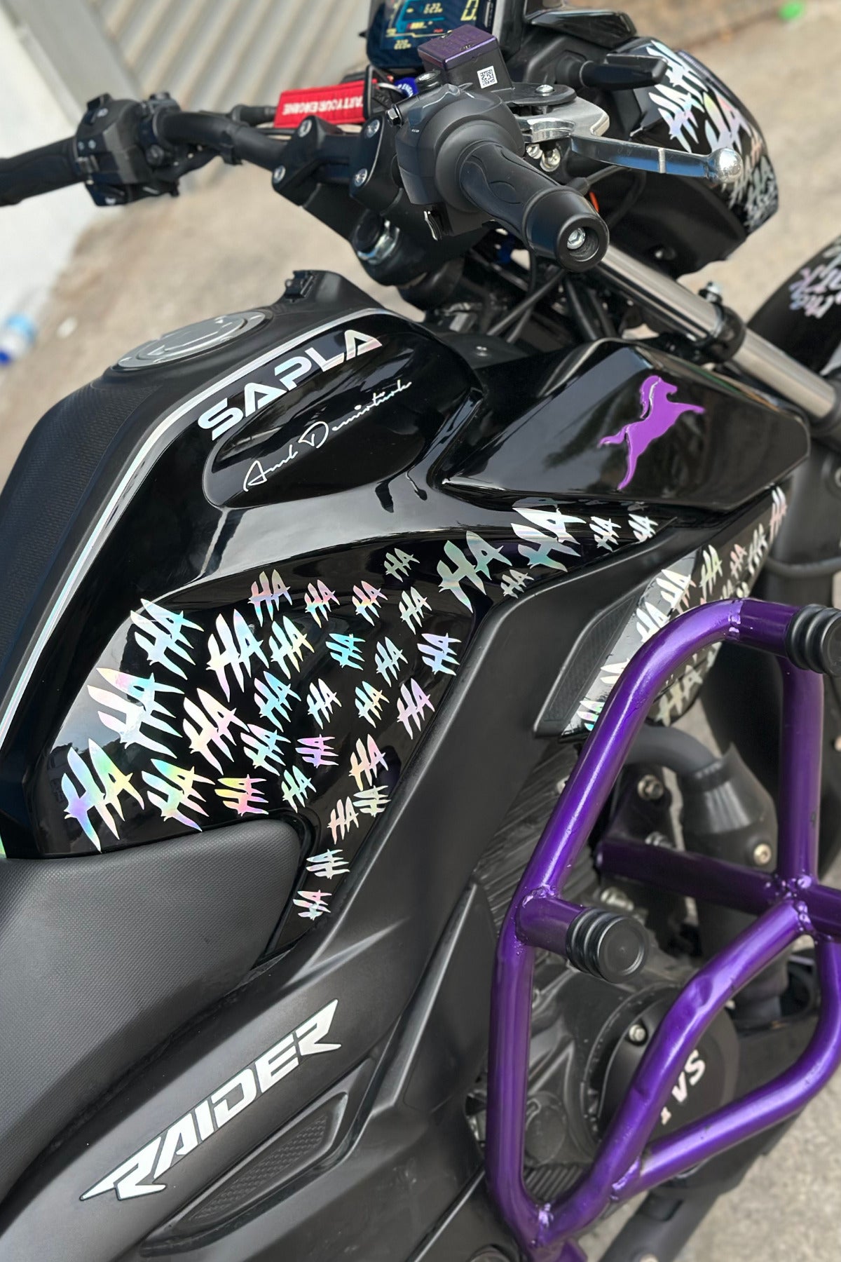 Motor ve Kask İçin Hologramlı Parlayan Eğik Hahaha Sticker Etiket 15 cmx30 cm