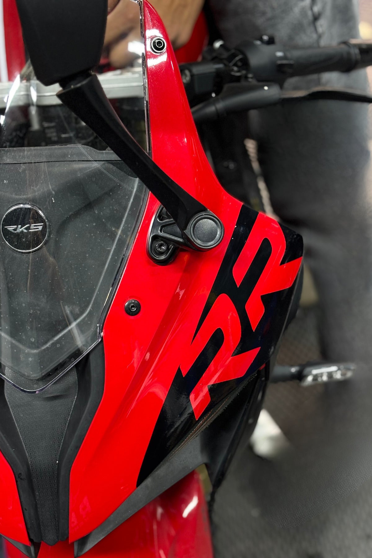 SRK125 için Siyah Renk Ön Kafaya Uyumlu RR Sticker Etiket