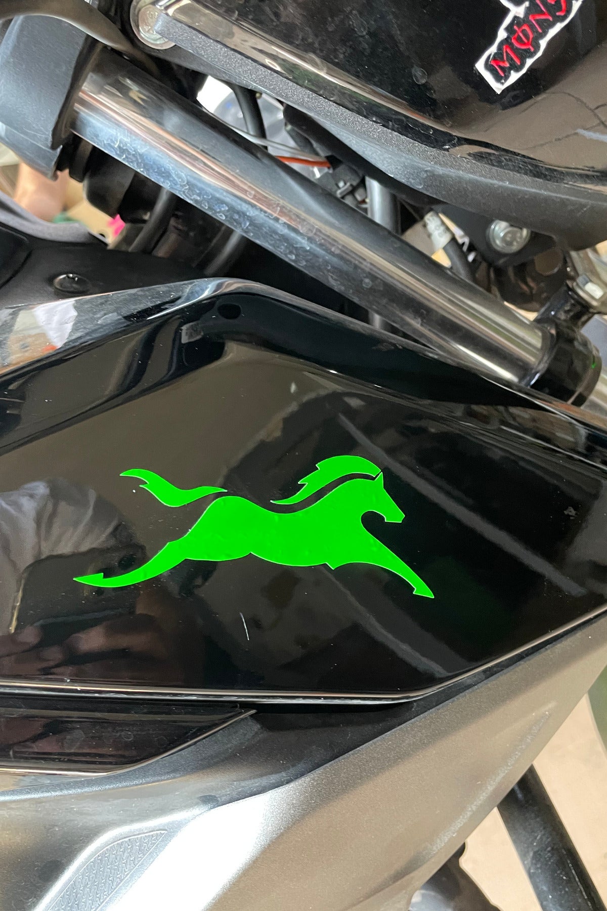 TVS Motor Grubu için Neon Yeşil TVS At Logo Sticker Etiket (10CM) (1 Adet)