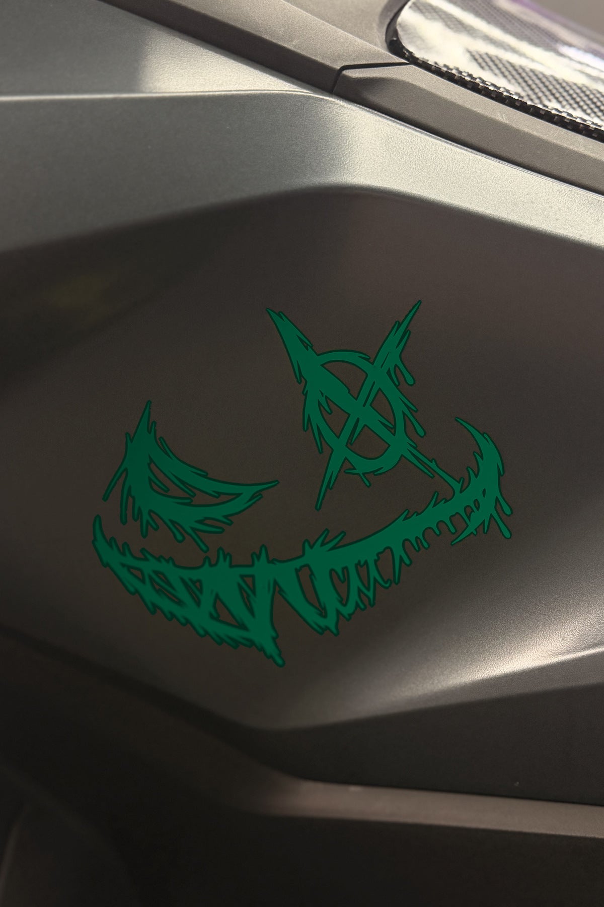 Motosiklet ve Kask için Gülen Yüz Canavar Sticker