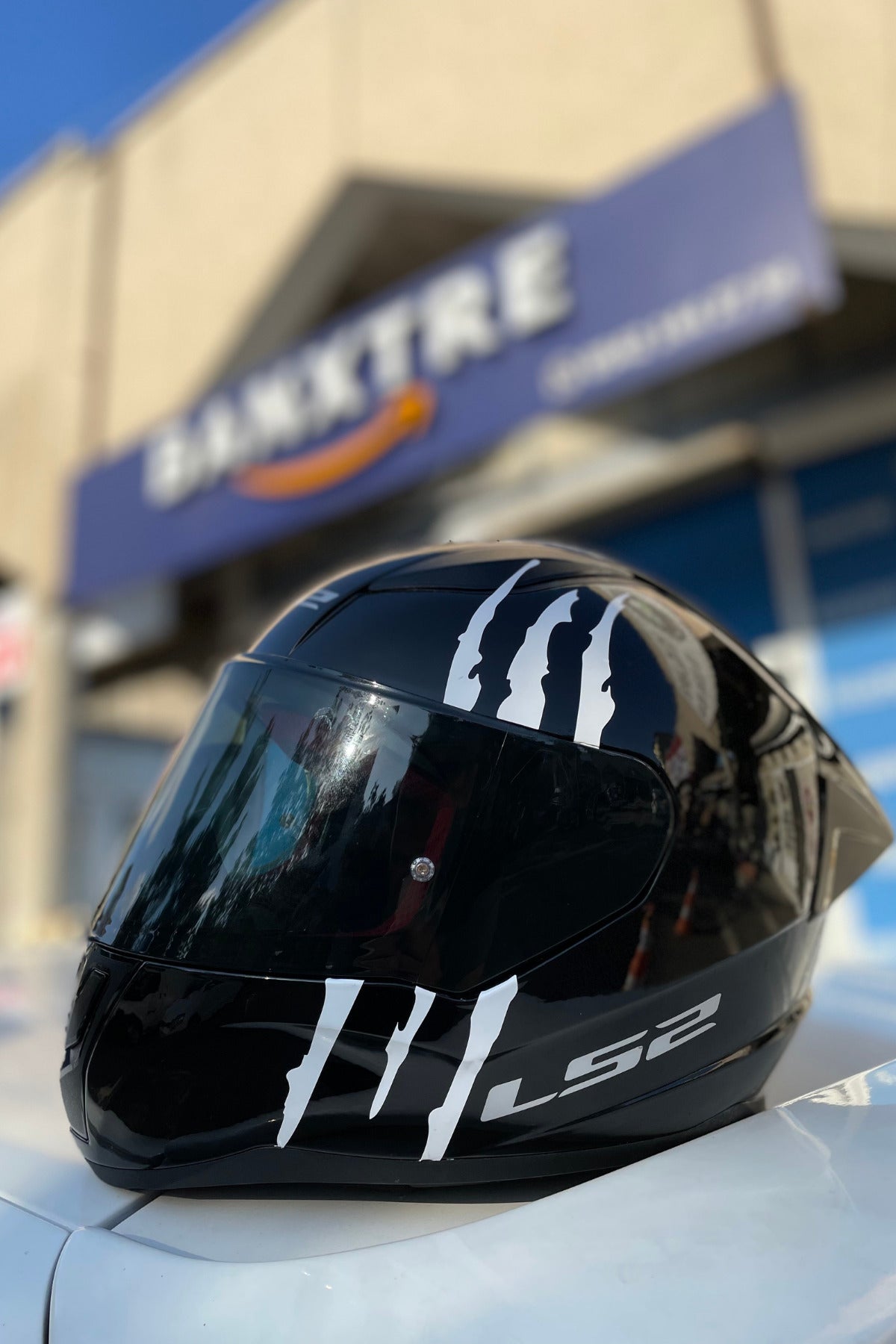 Kask için Dekoratif Beyaz Renk Pençe İzi Sticker Etiket 18CMx6CM (1 Adet)