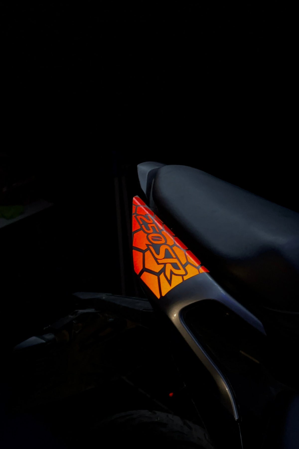 CFMOTO 250SR Kuyruk için Uyumlu Reflektörlü Petekli Kuyruk Sticker Etiket (Sağ ve Sol)