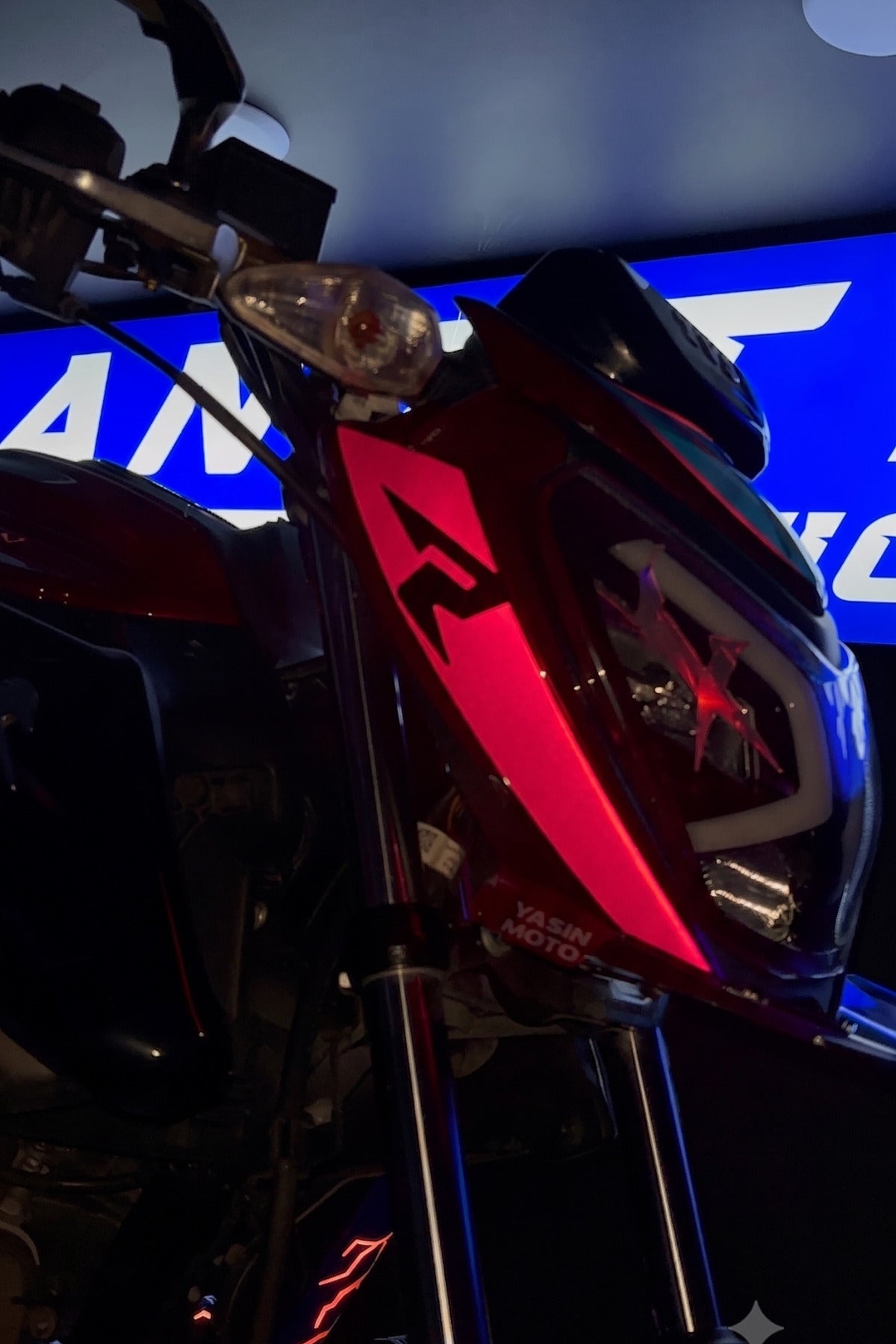 TVS Raider için Reflektif R Logolu Far Kaşı Detay Sticker Etiket (Sağ ve Sol)