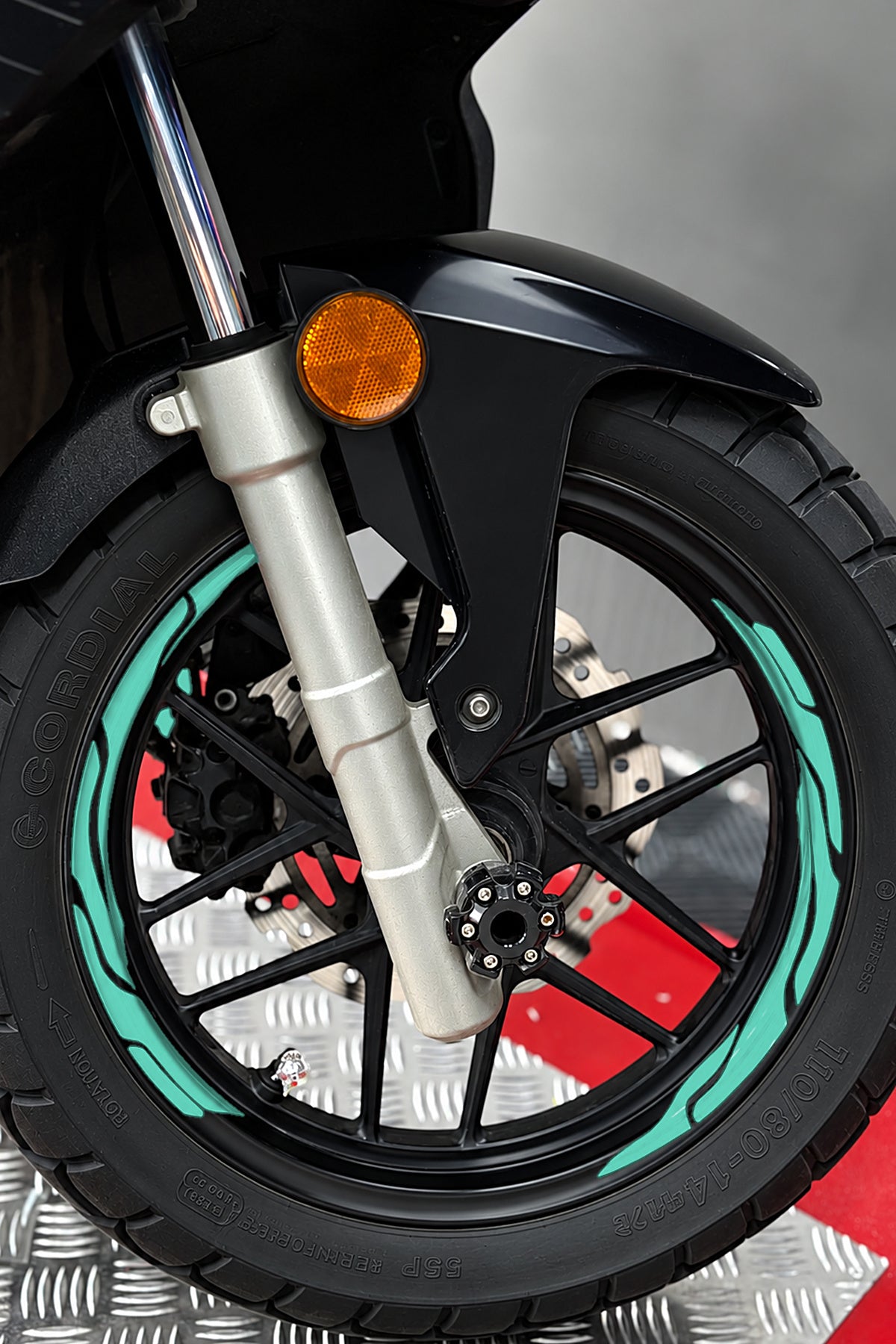 Scooter Grubu için 13-14-15 Jant Uyumlu Kesikli V2 Jant Şeridi Sticker Seti (Ön-Arka Tam Yeterli)