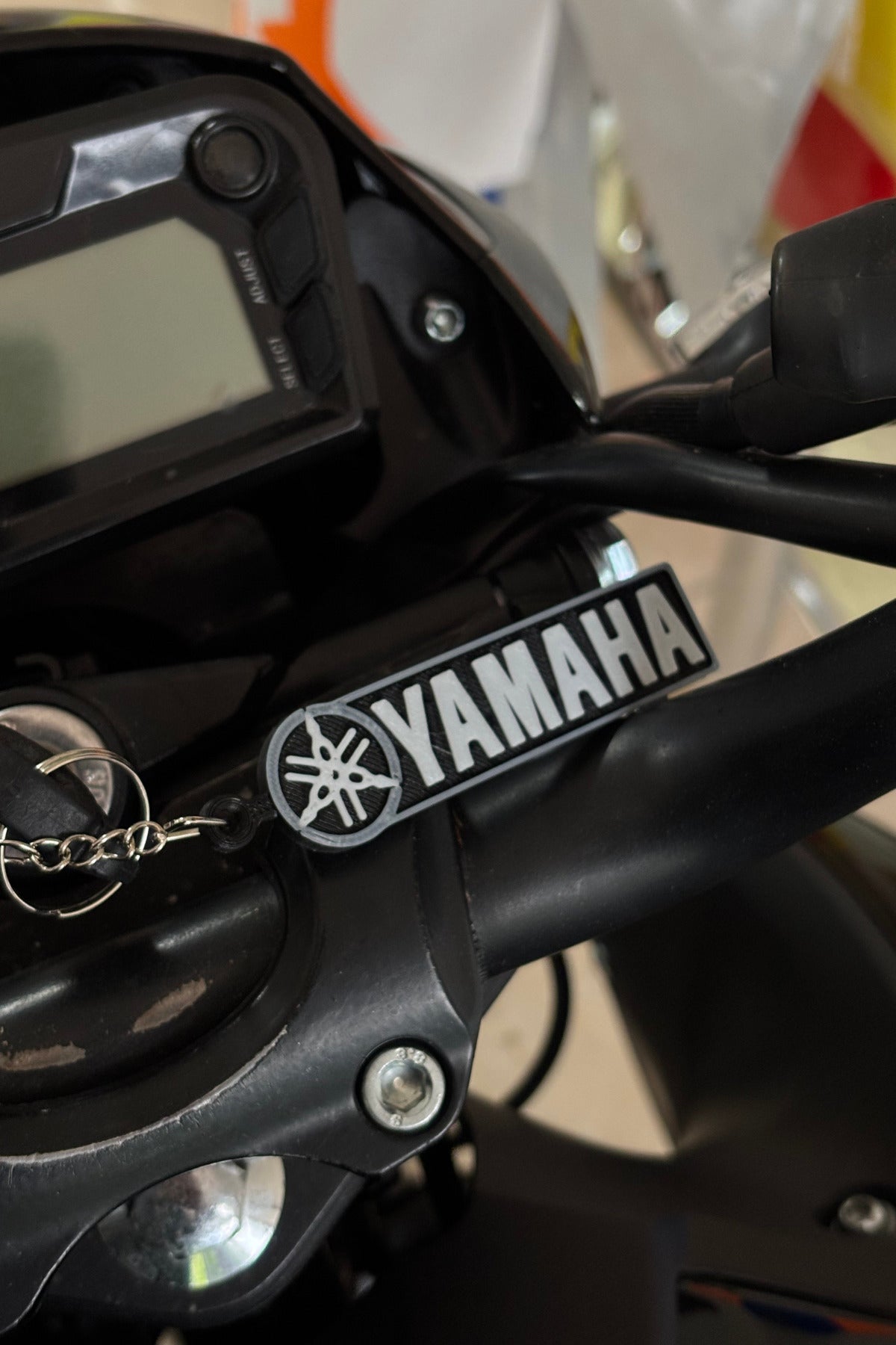 Yamaha Motor Grubu için Siyah-Beyaz Anahtarlık (1 Adet)