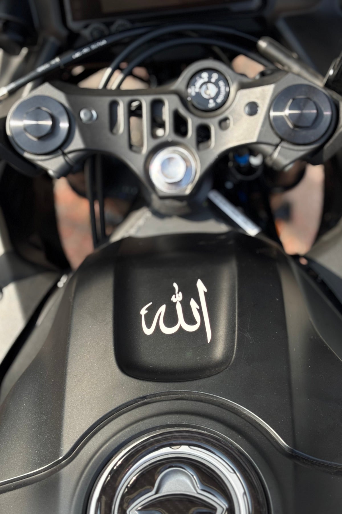 Motosiklet Ön Depo önü ve Grenajlara Uyumlu Arapça Allah Yazı Sticker Etiket (5CM)