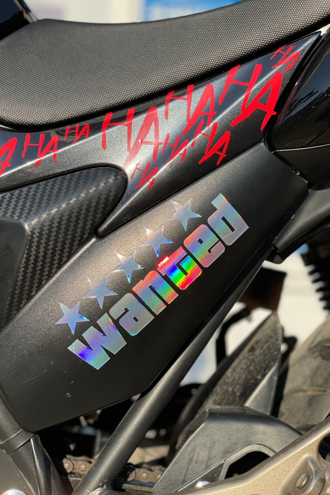 Dekoratif Hologramlı Wanted Yazısı Sticker Araba-Motor için Etiket 14CMX5CM (1 Adet)