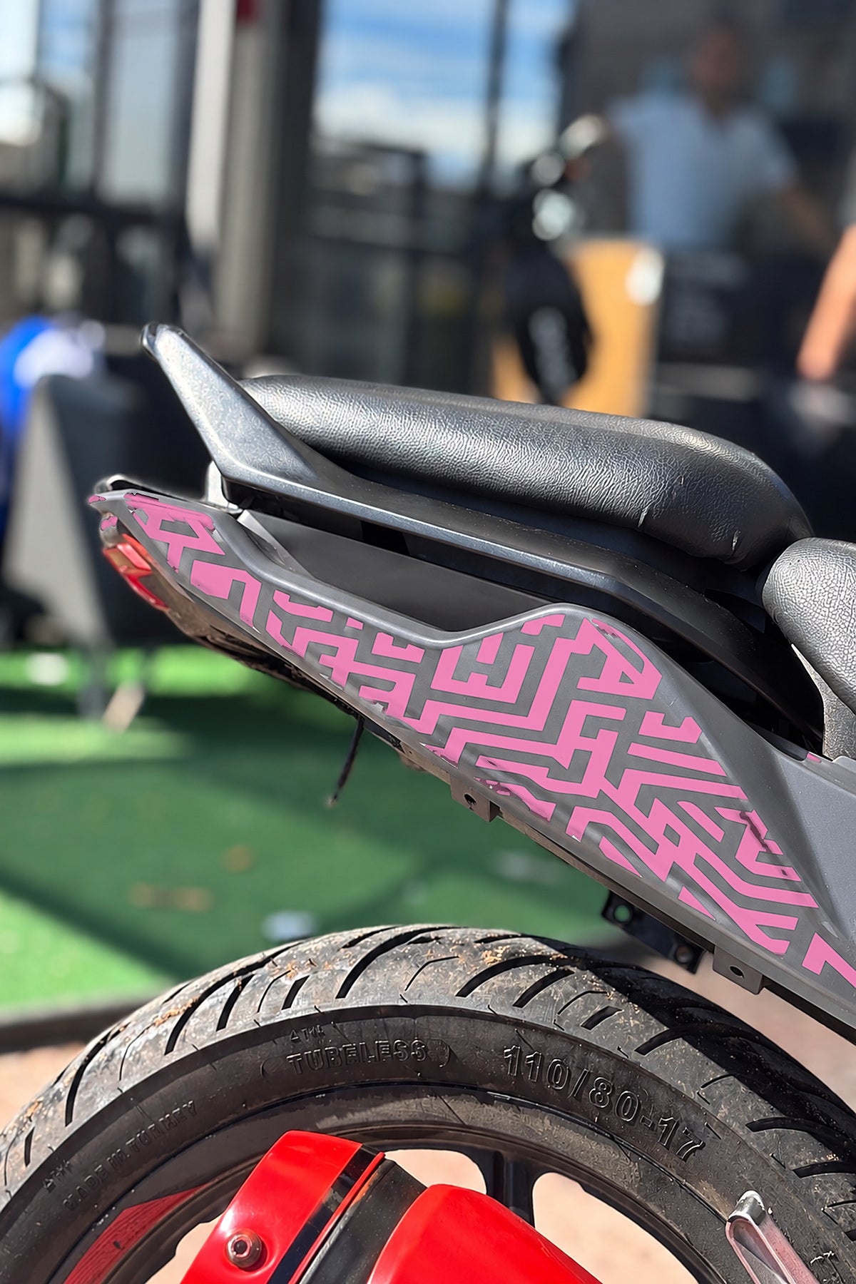 TVS Raider 125 için Labirent Desenli Sele Altı Kaplama Sticker Etiket (Sağ ve Sol )