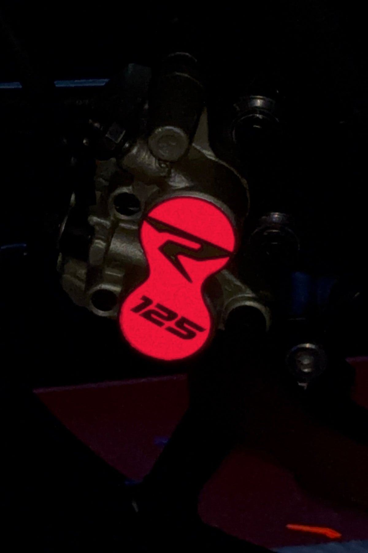 TVS Raider 125 için Reflektörlü Ön Disk Kaliperine Uyumlu R 125 Yazılı Kaliper Sticker Etiket