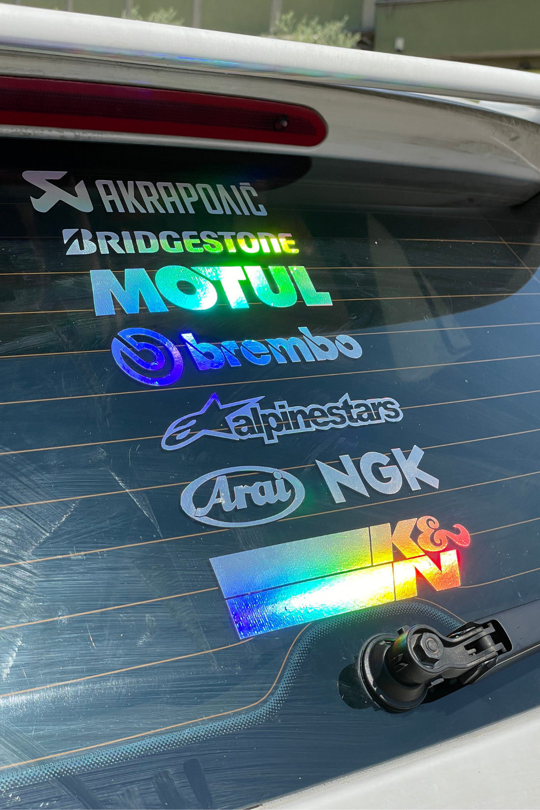Araba Cam Arkası için Hologramlı Renk Değiştirip Parlayan Dekoratif Sponsorlu Sticker (1 Adet)