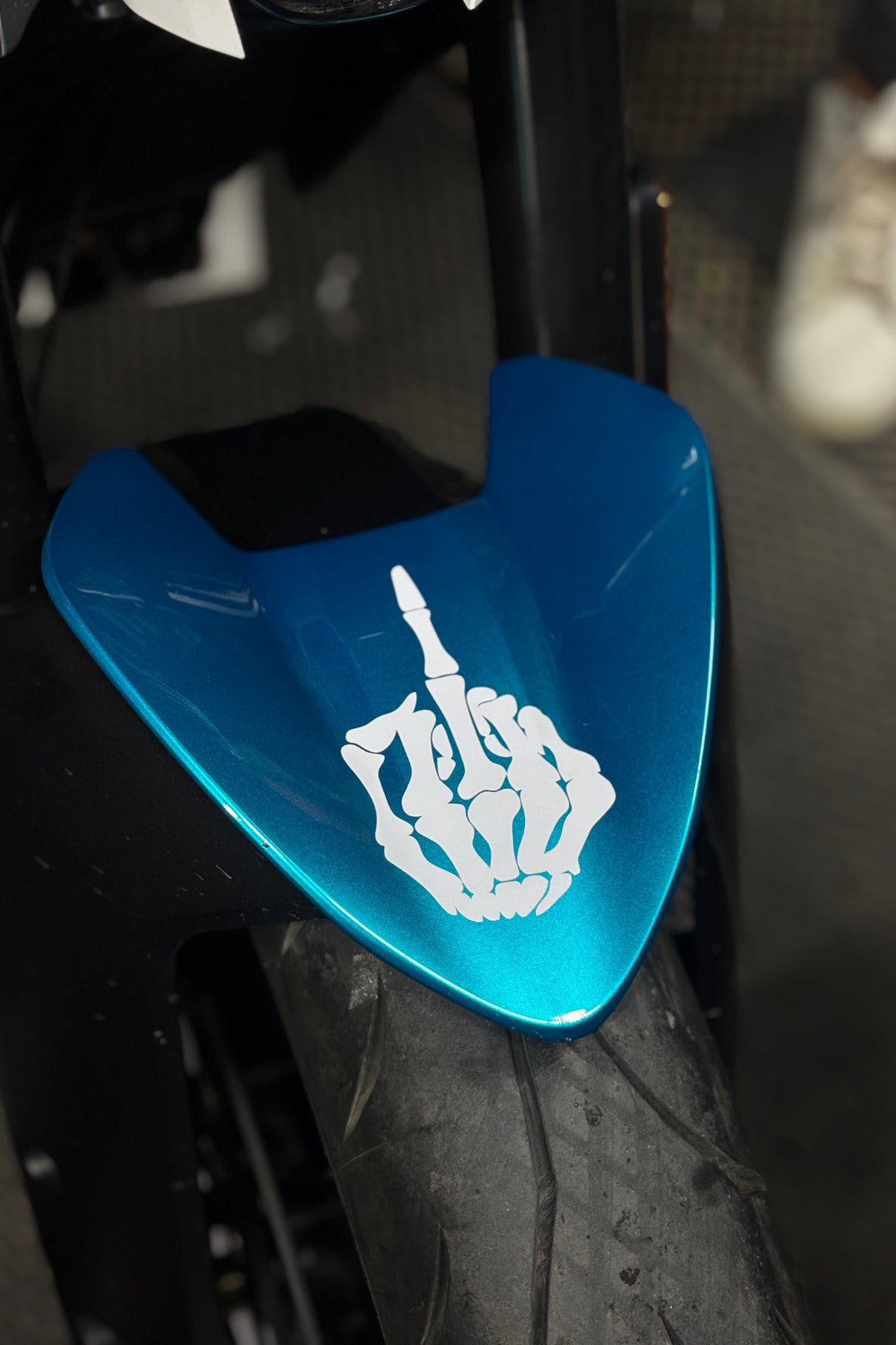 Motosiklet ve Kask için Kemikli Beyaz Orta Parmak Sticker Etiket (12 CM)