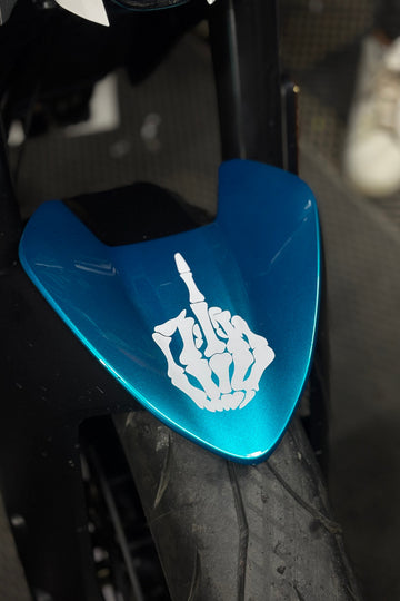 Motosiklet ve Kask için Kemikli Beyaz Orta Parmak Sticker Etiket (12 CM)